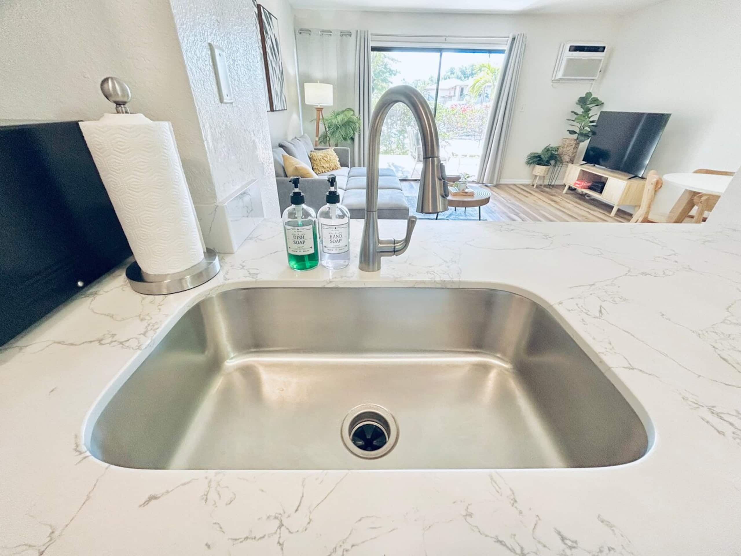 1 minute to Beach & Downtown Remodeled XL Apt - Photo 12