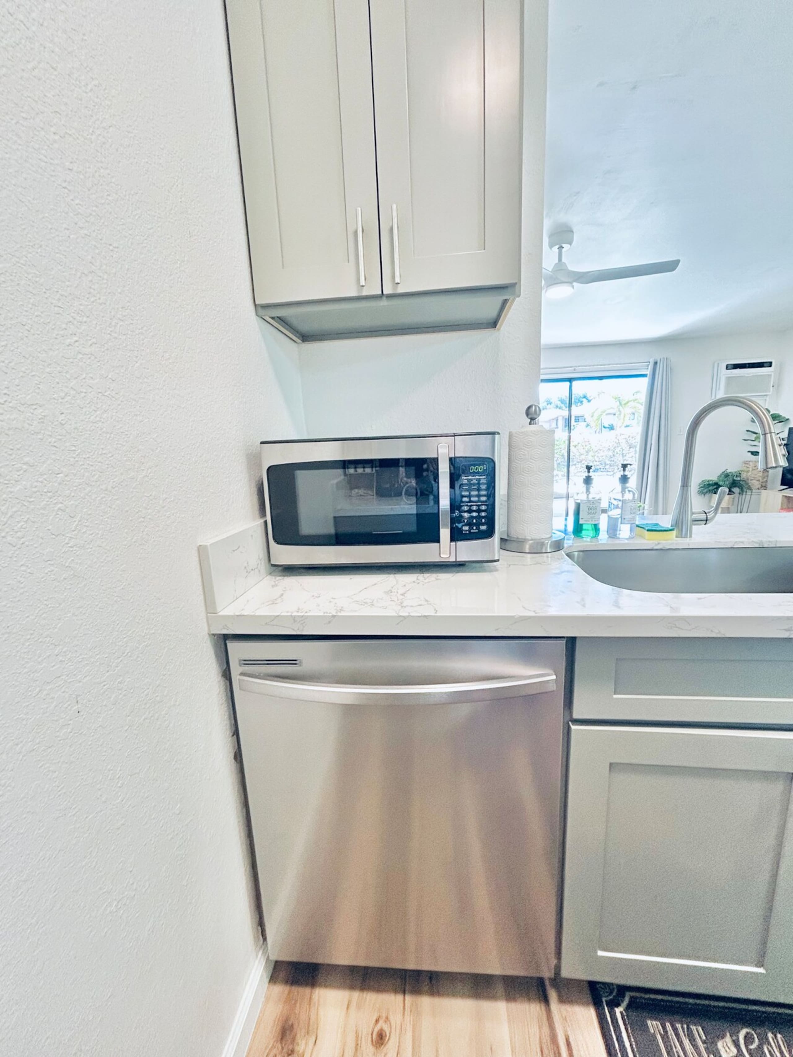 1 minute to Beach & Downtown Remodeled XL Apt - Photo 16