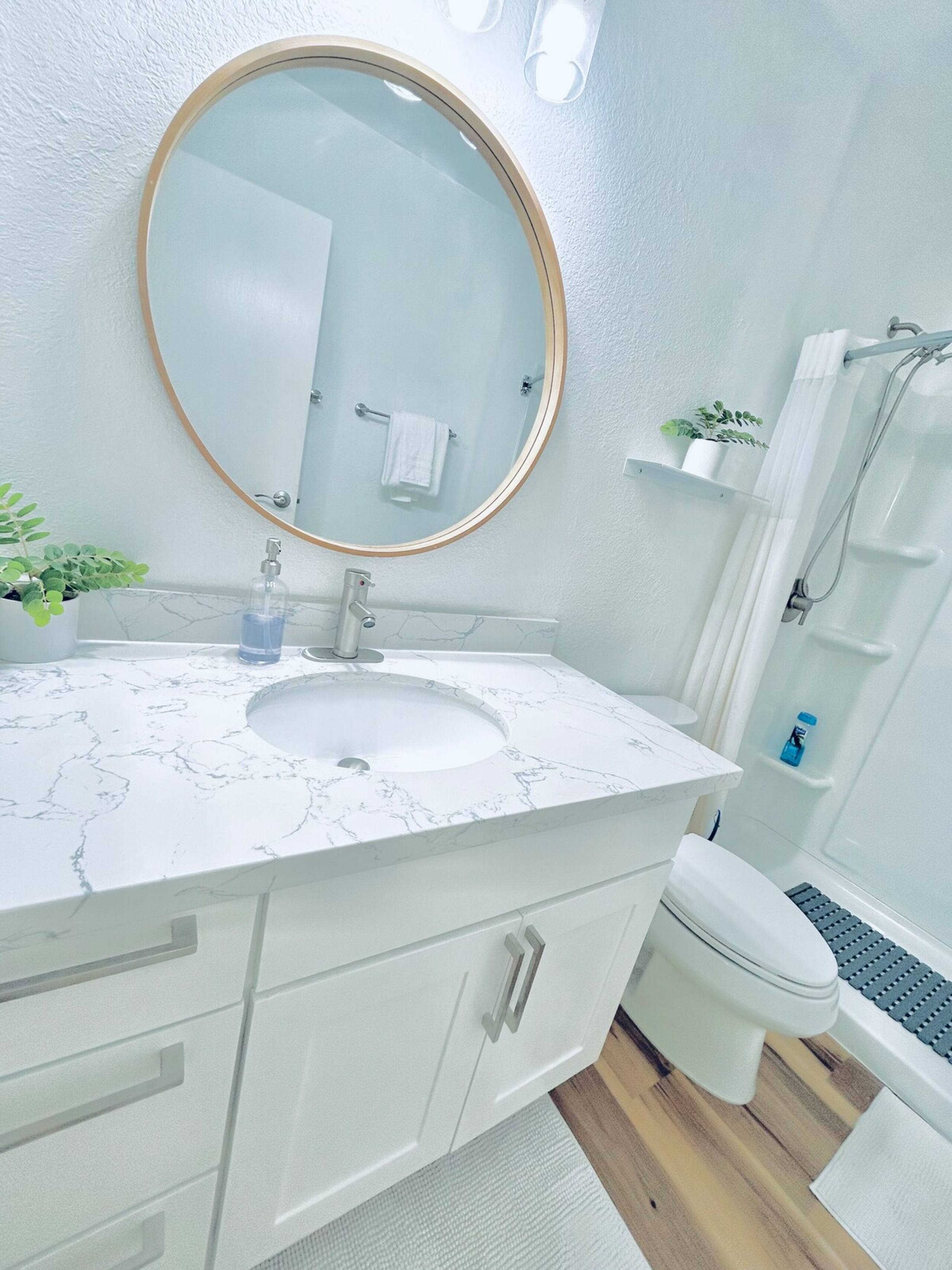 1 minute to Beach & Downtown Remodeled XL Apt - Photo 37