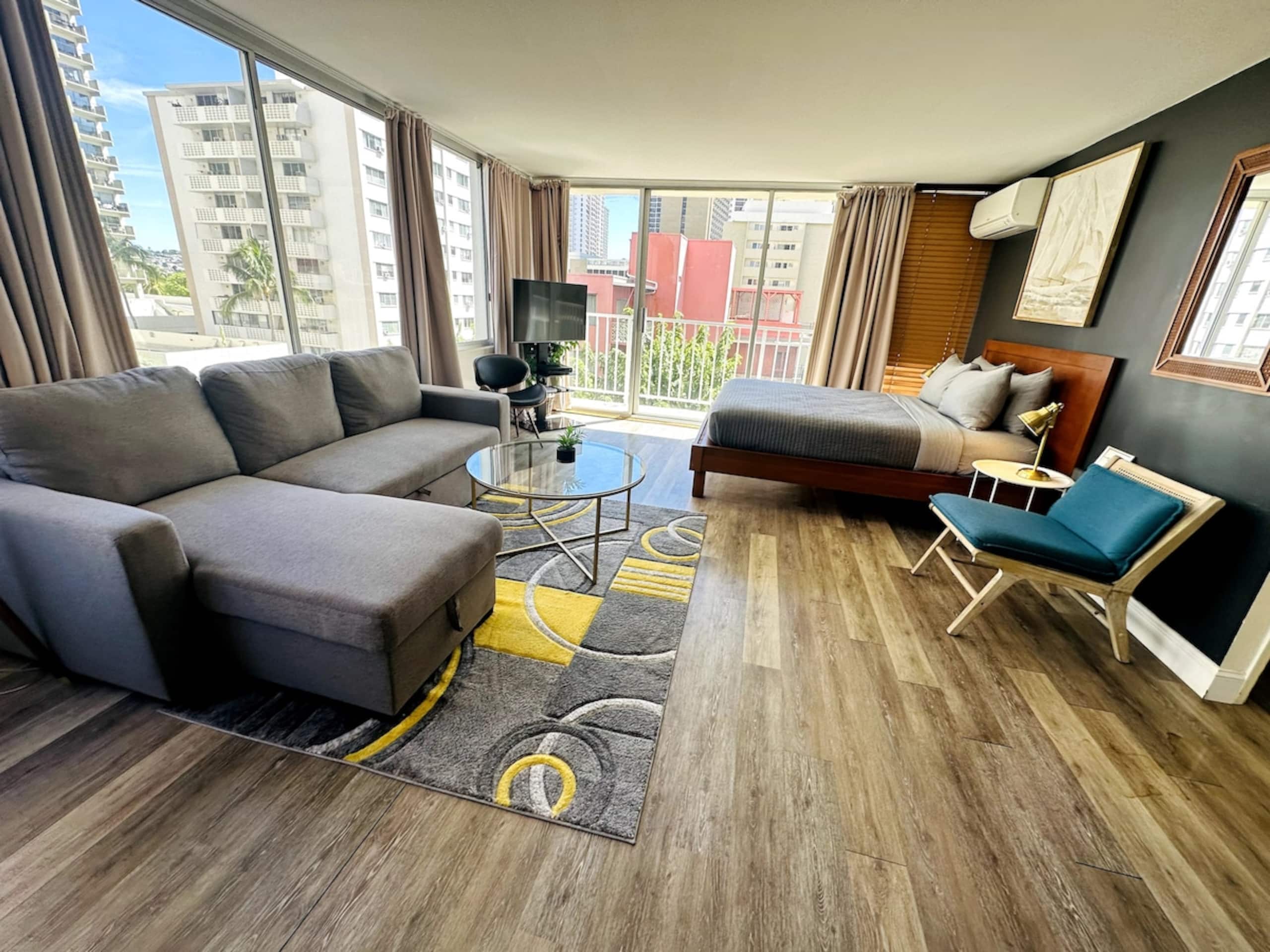 Waikiki Beach Modern Designer Condo Rooftop Pool - Photo 3