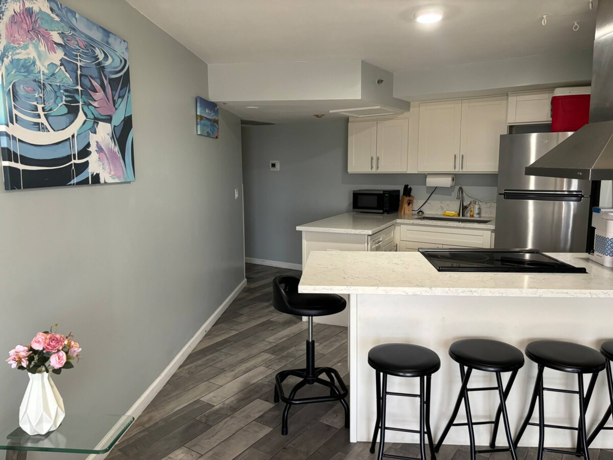 2BR+Den Downtown w/ Ocean Views and Free Parking - Photo 5