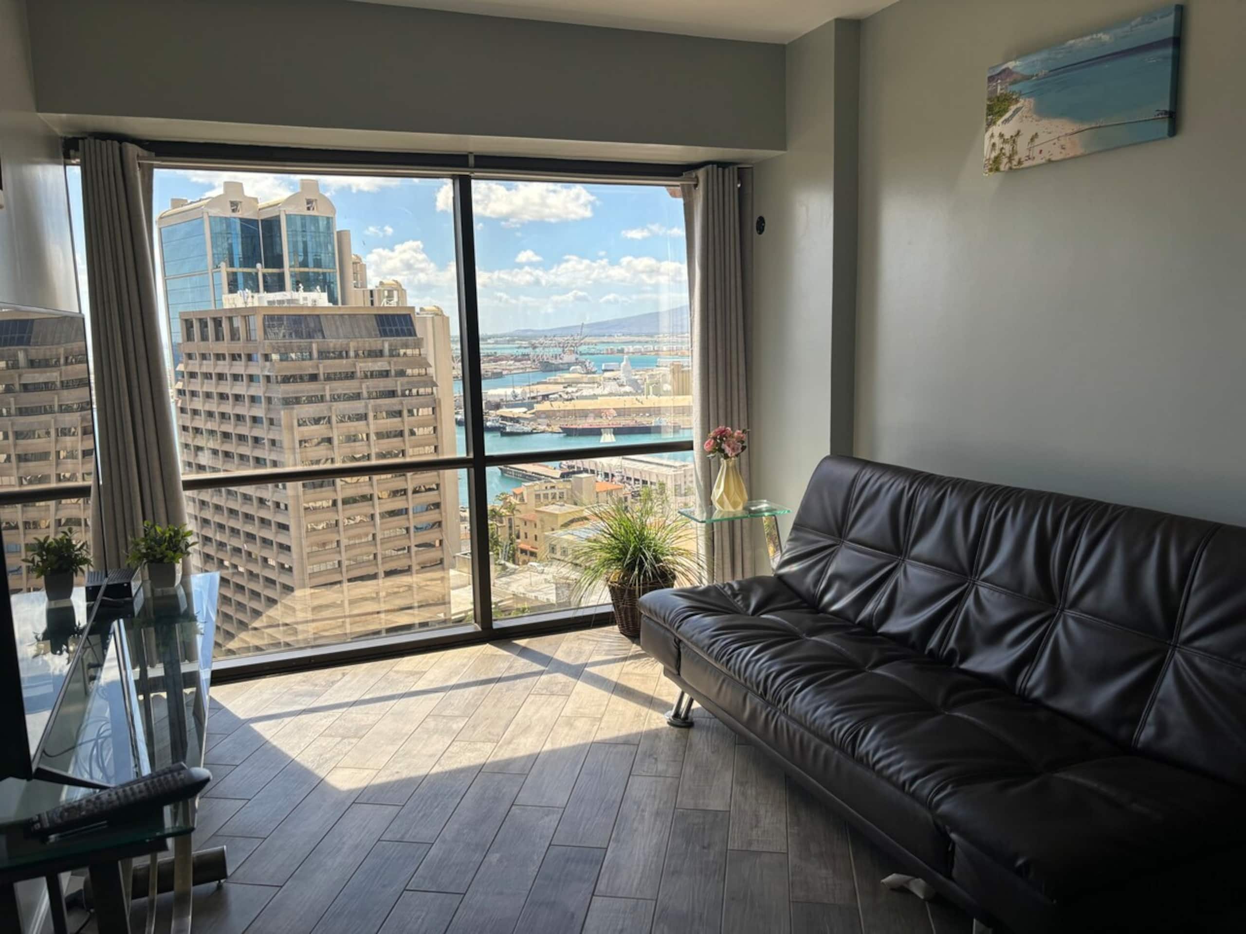 2BR+Den Downtown w/ Ocean Views and Free Parking - Photo 6