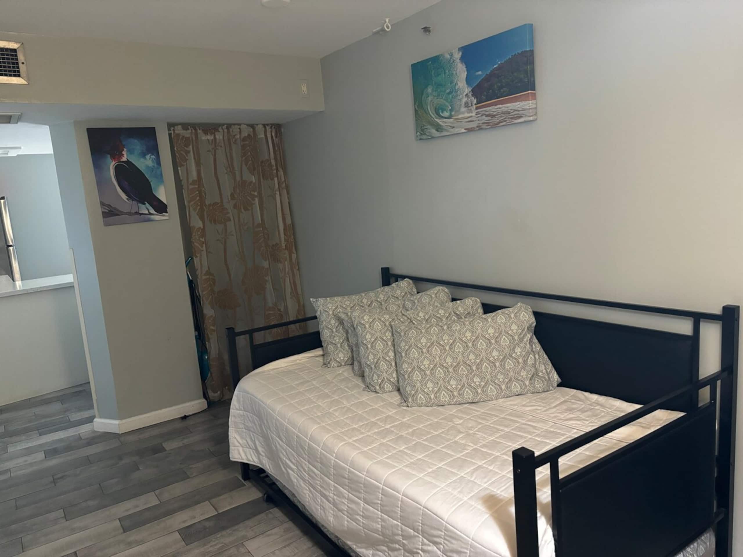2BR+Den Downtown w/ Ocean Views and Free Parking - Photo 2