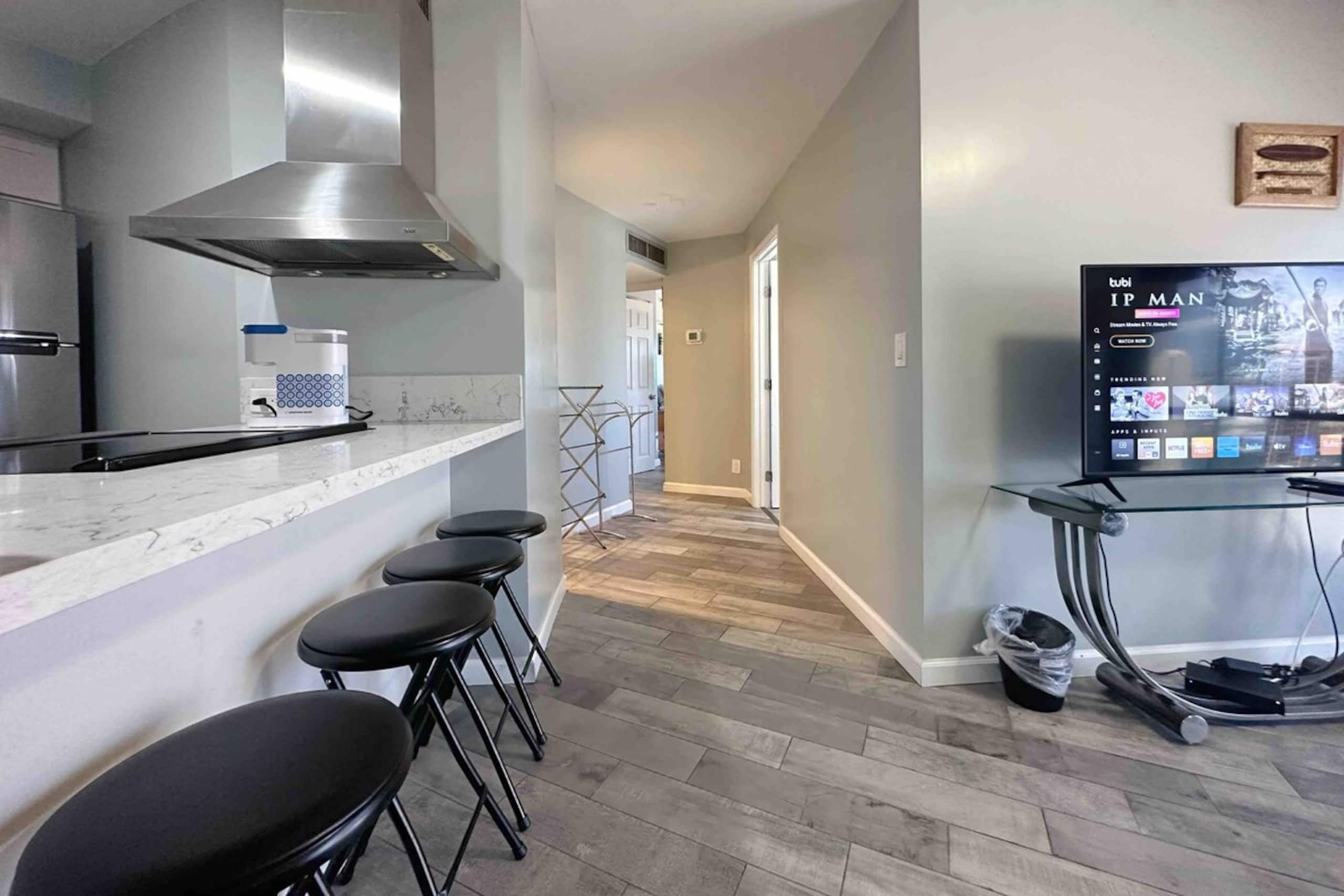 2BR+Den Downtown w/ Ocean Views and Free Parking - Photo 10