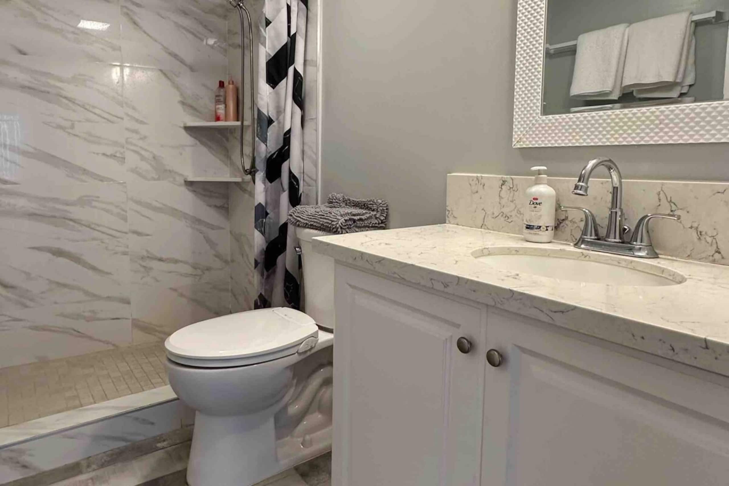 2BR+Den Downtown w/ Ocean Views and Free Parking - Photo 8