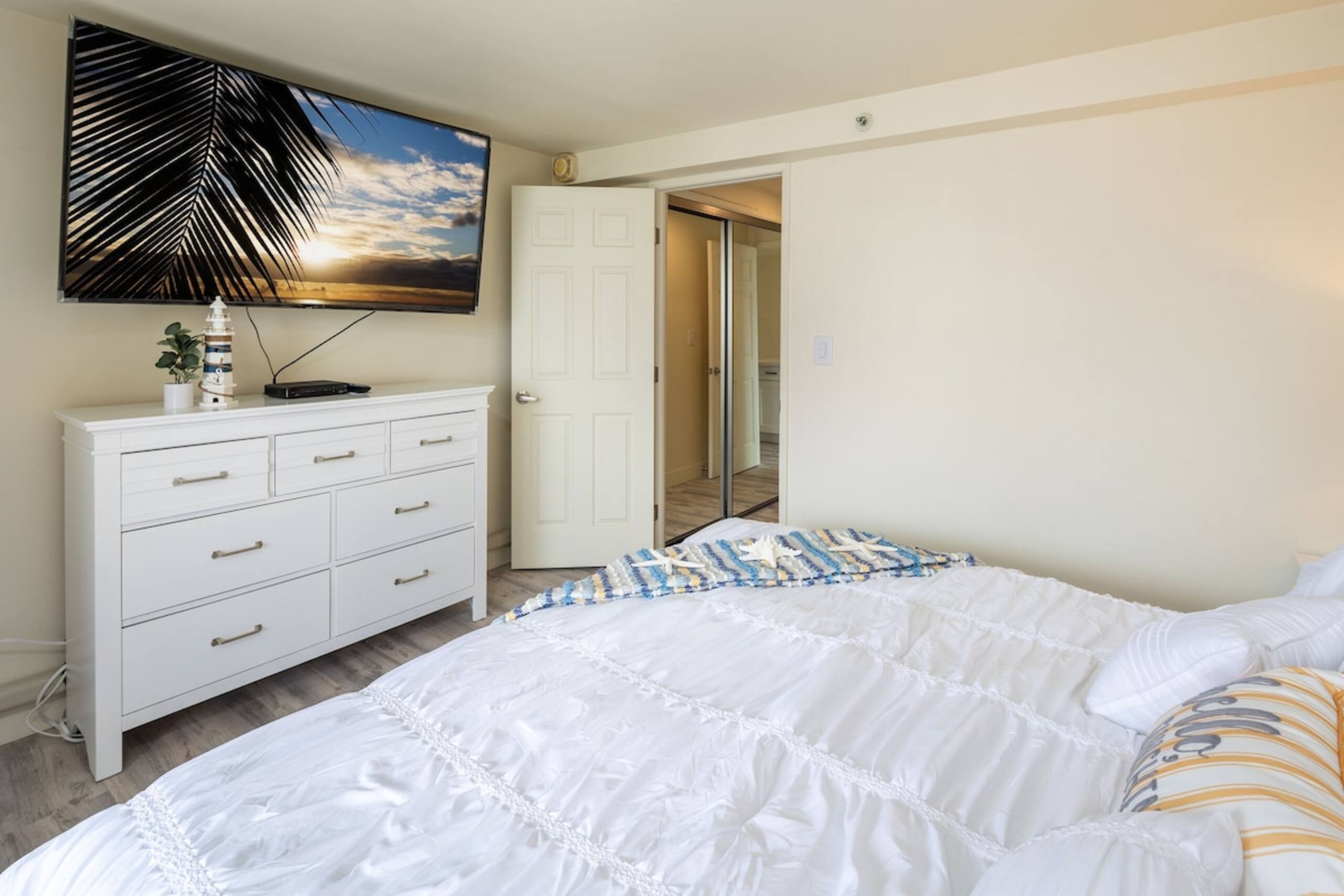 Renovated Waikiki One Bedroom Condo w/Kitchen - Photo 9