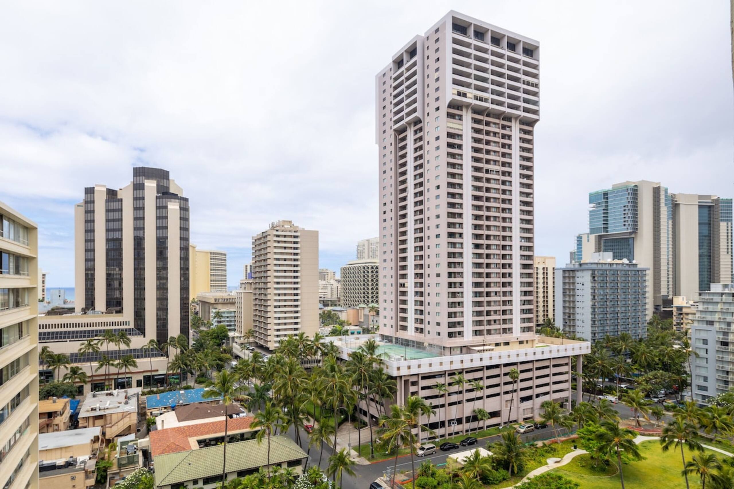 Renovated Waikiki One Bedroom Condo w/Kitchen - Photo 14