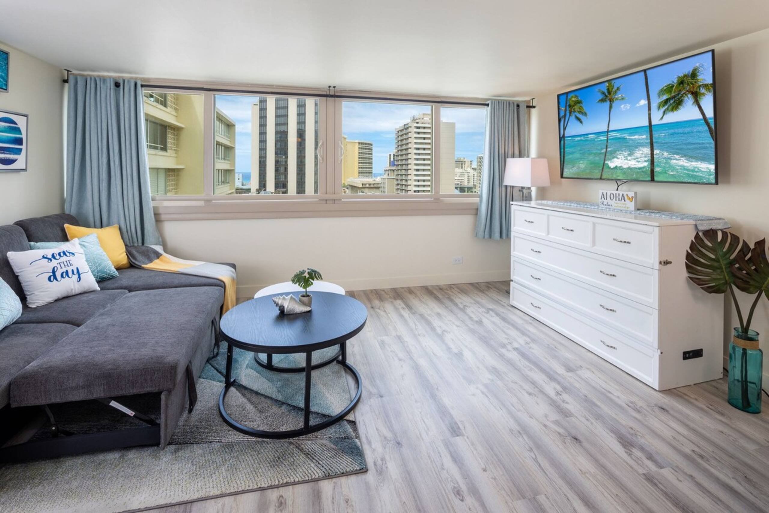 Renovated Waikiki One Bedroom Condo w/Kitchen - Photo 3