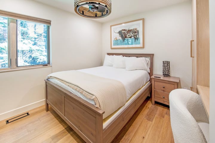 Acomode-se na cama queen com vista para o sul, com almofadas e cobertores extras ao seu alcance. Uma pequena área de escrivaninha adiciona conforto a este quarto de hóspedes aconchegante.