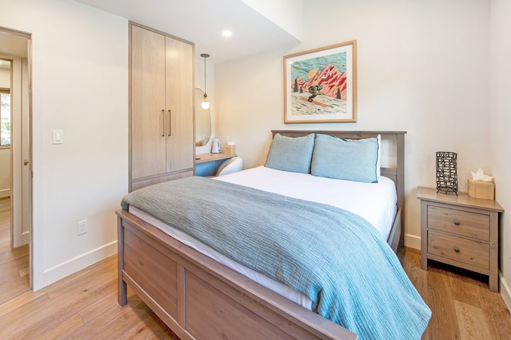 Compacto e confortável, o quarto de hóspedes três oferece uma cama queen size, uma pequena escrivaninha e espaço no guarda-roupa. Tudo organizado perfeitamente para uma estadia tranquila.