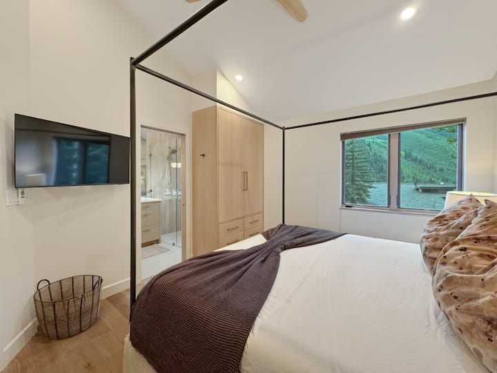 Manhãs na montanha vistas da cama king, smart TV por perto, espaço no armário e banheiro privativo logo atrás. Descanse tranquilamente neste retiro incrível.