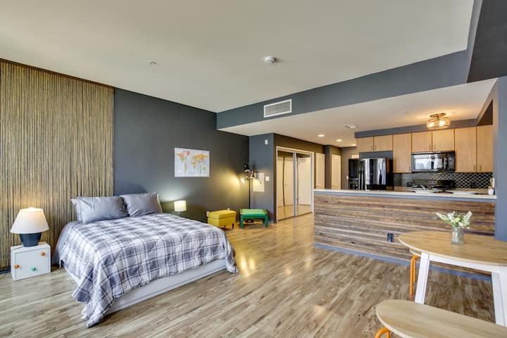 Walkable Gaslamp Quarter Studio W/ Pool & Gym - San Diego, CA