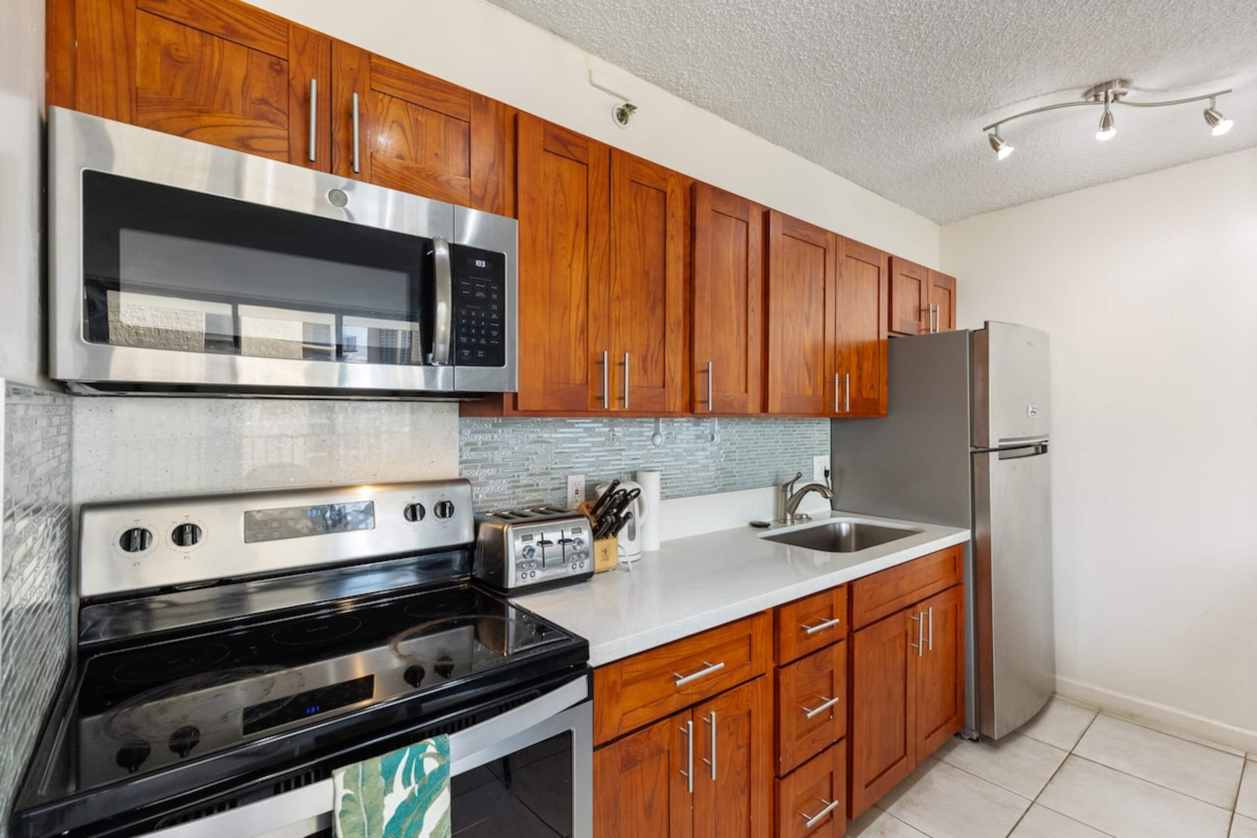 Waikiki Condo w/OceanView +Free Parking, 6 Guests - Photo 5