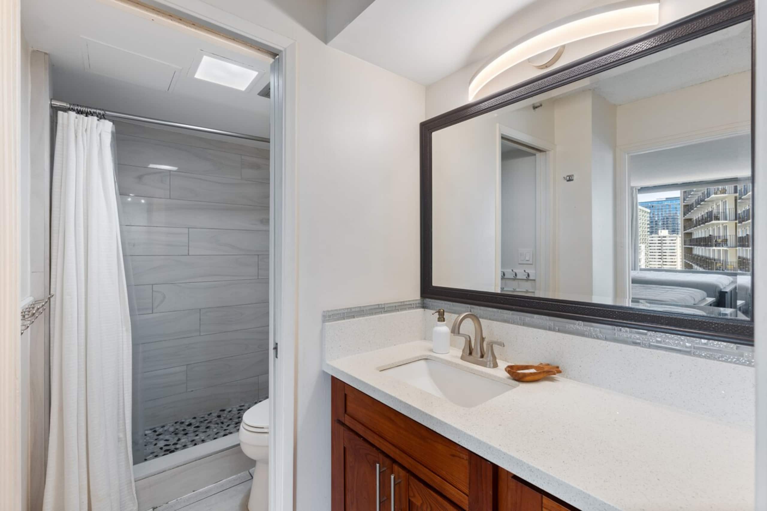 Waikiki Condo w/OceanView +Free Parking, 6 Guests - Photo 9