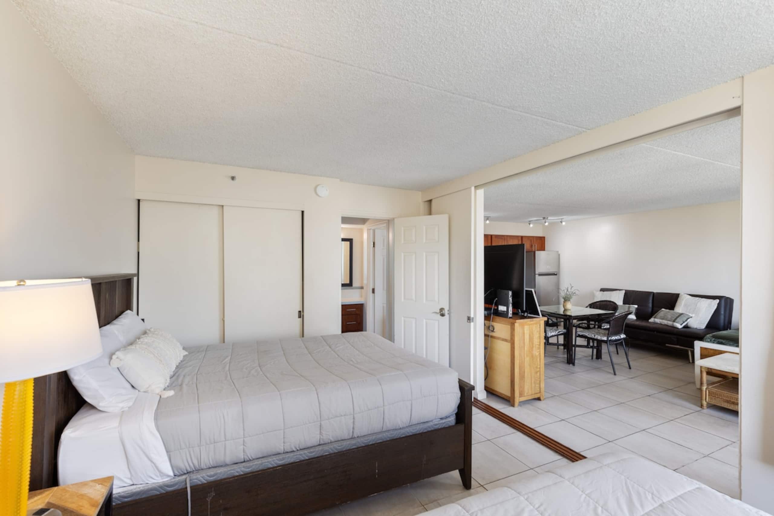 Waikiki Condo w/OceanView +Free Parking, 6 Guests - Photo 7