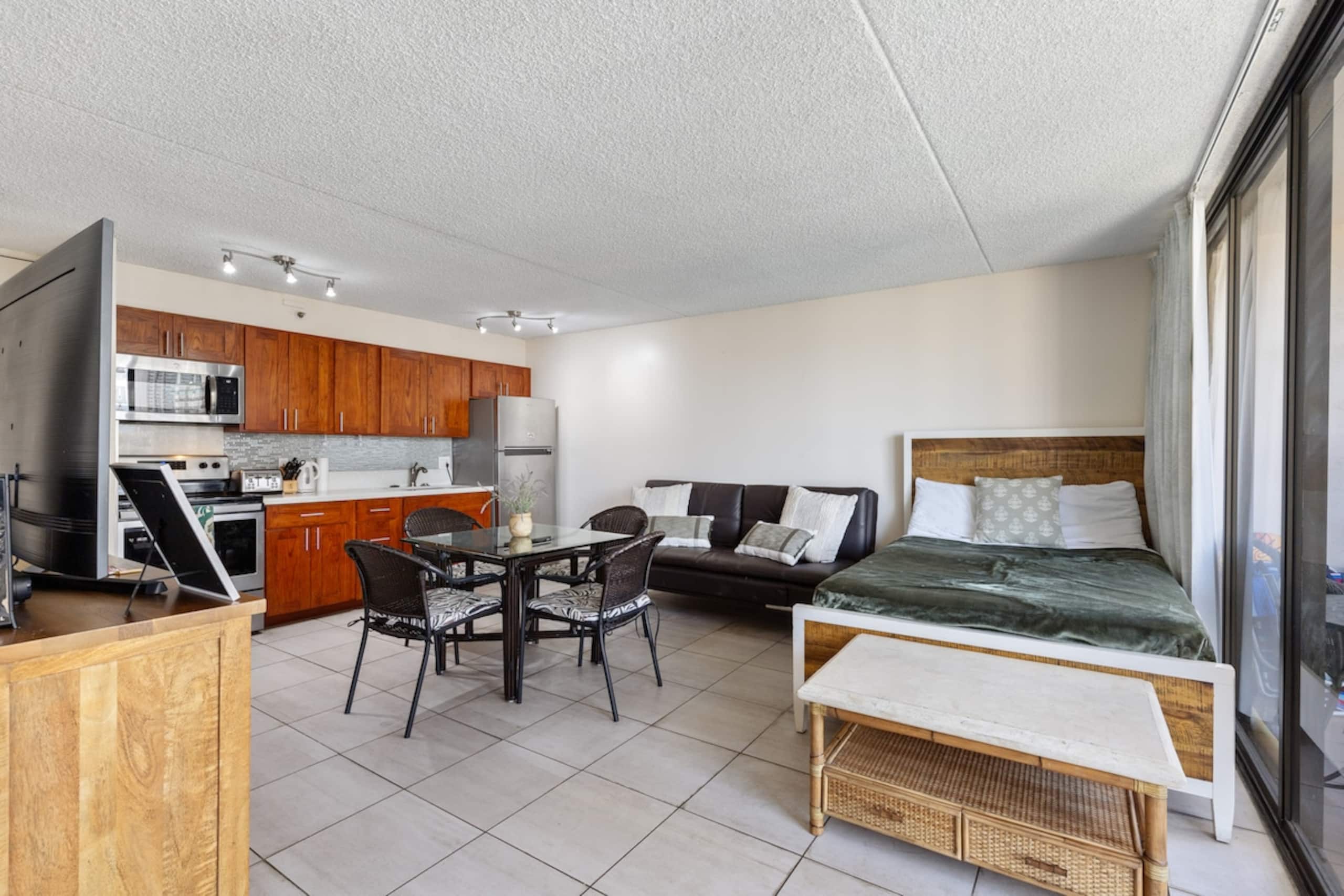 Waikiki Condo w/OceanView +Free Parking, 6 Guests - Photo 3