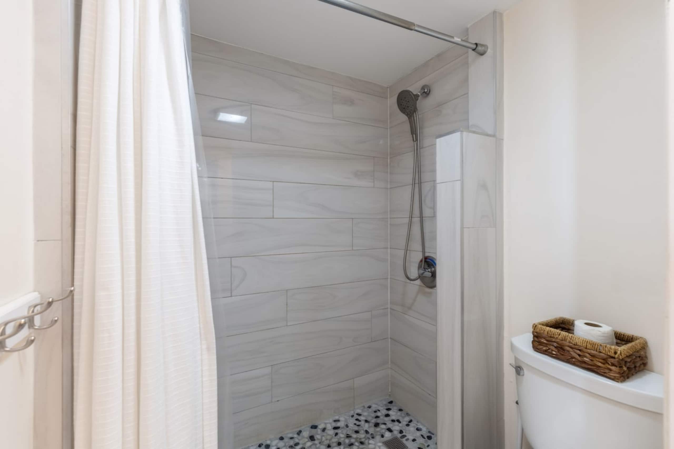 Waikiki Condo w/OceanView +Free Parking, 6 Guests - Photo 14