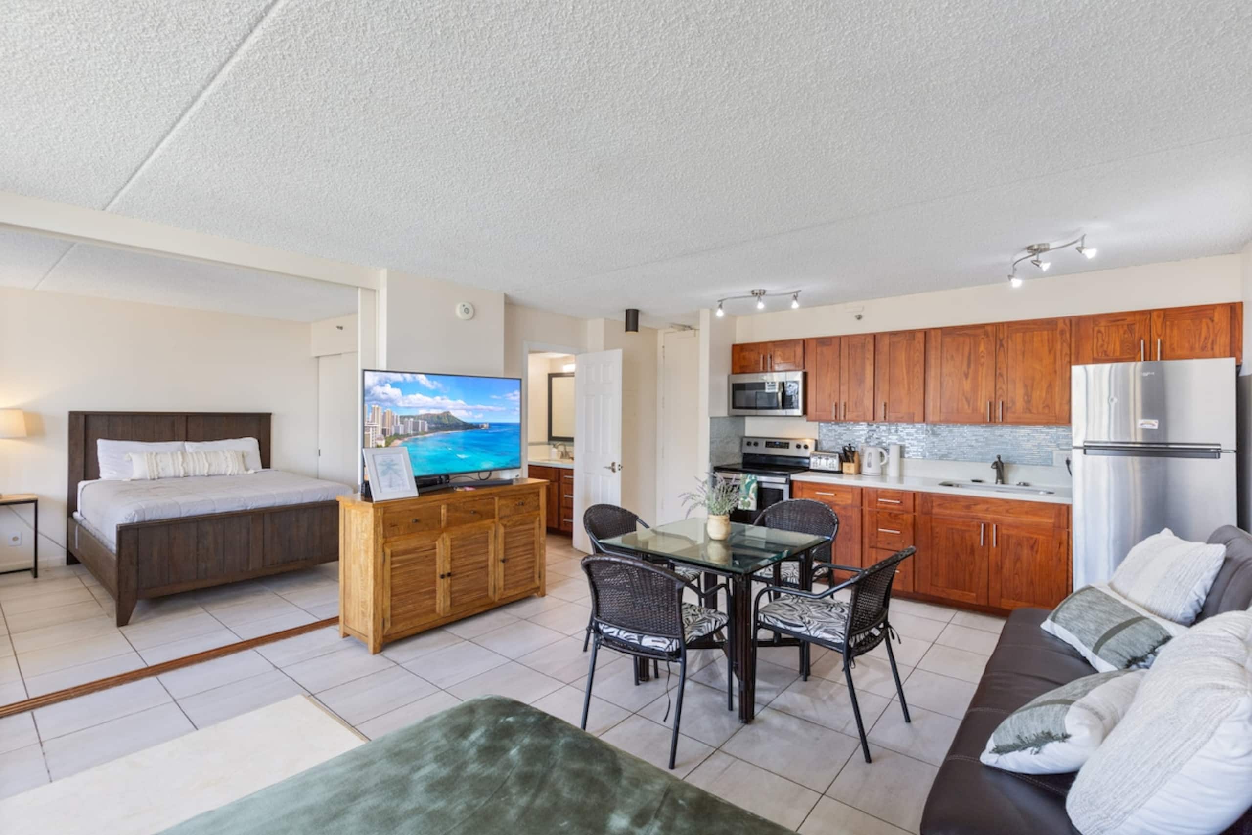 Waikiki Condo w/OceanView +Free Parking, 6 Guests - Photo 2