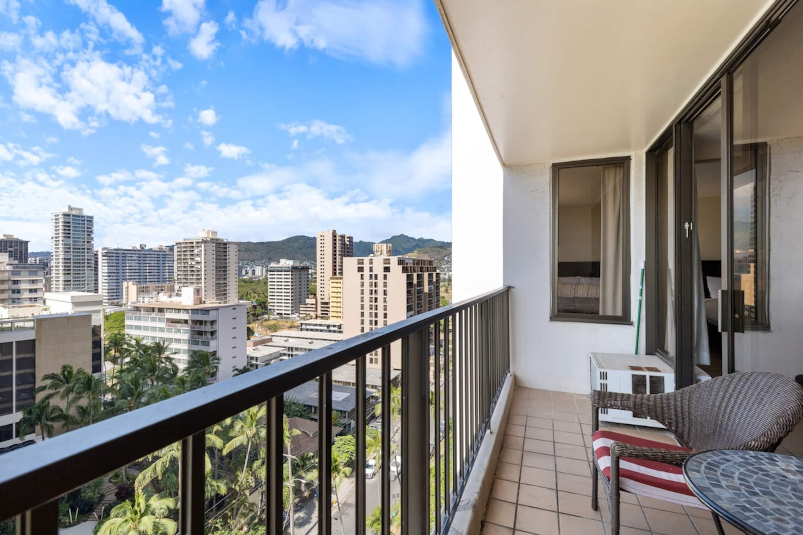 Waikiki Condo w/OceanView +Free Parking, 6 Guests - Photo 13