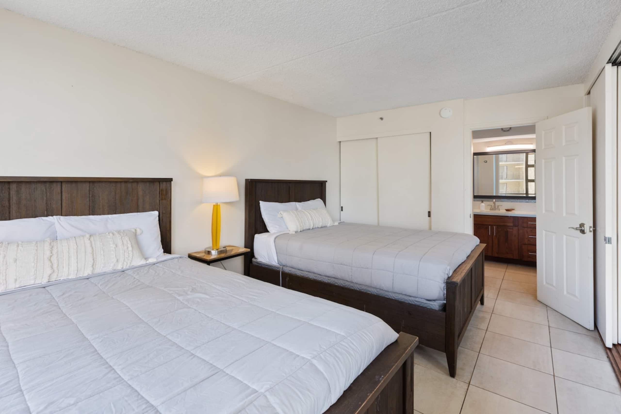 Waikiki Condo w/OceanView +Free Parking, 6 Guests - Photo 8