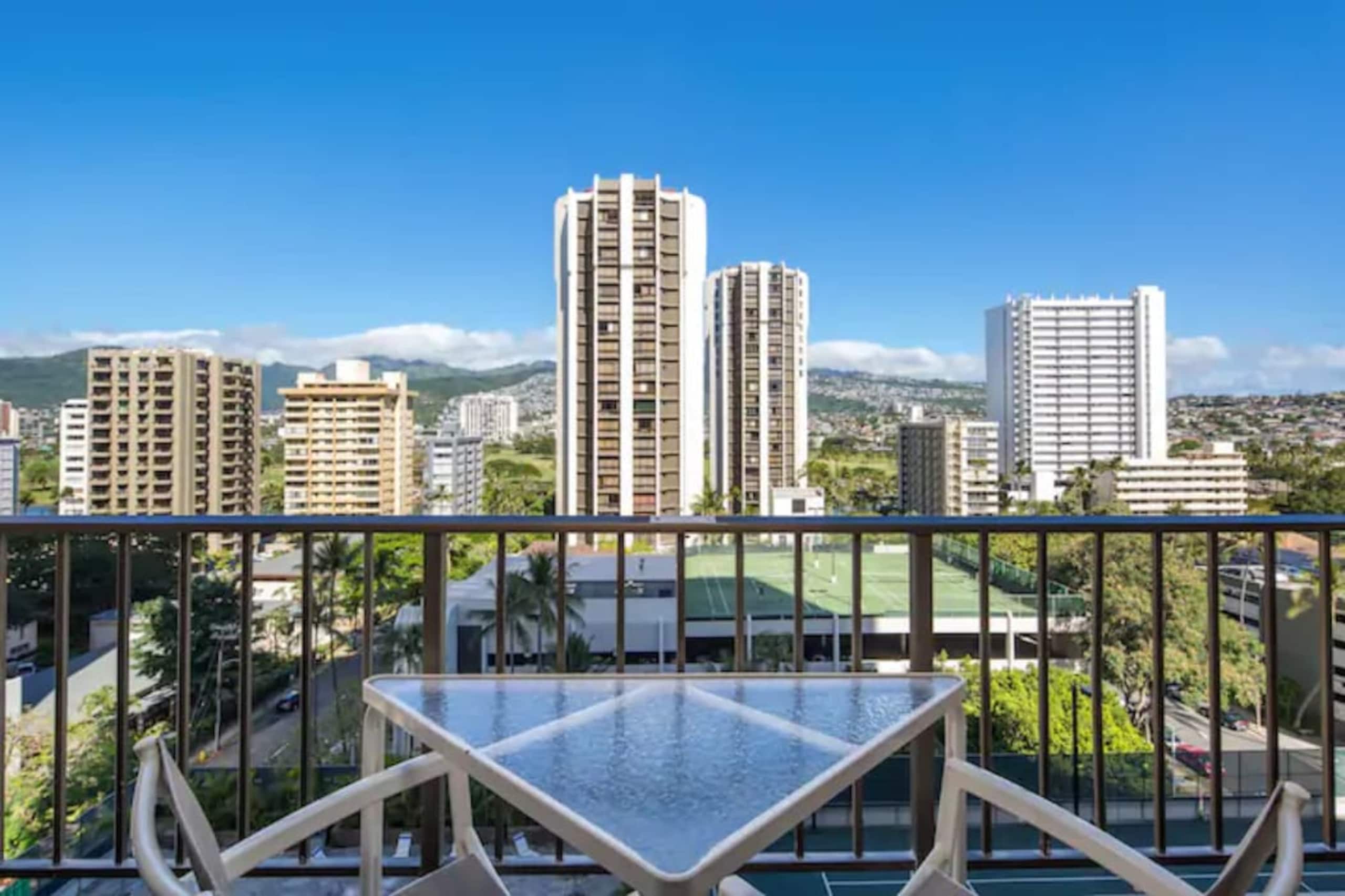 Waikiki Sunset 1 Block from Beach One Free Parking - Photo 8