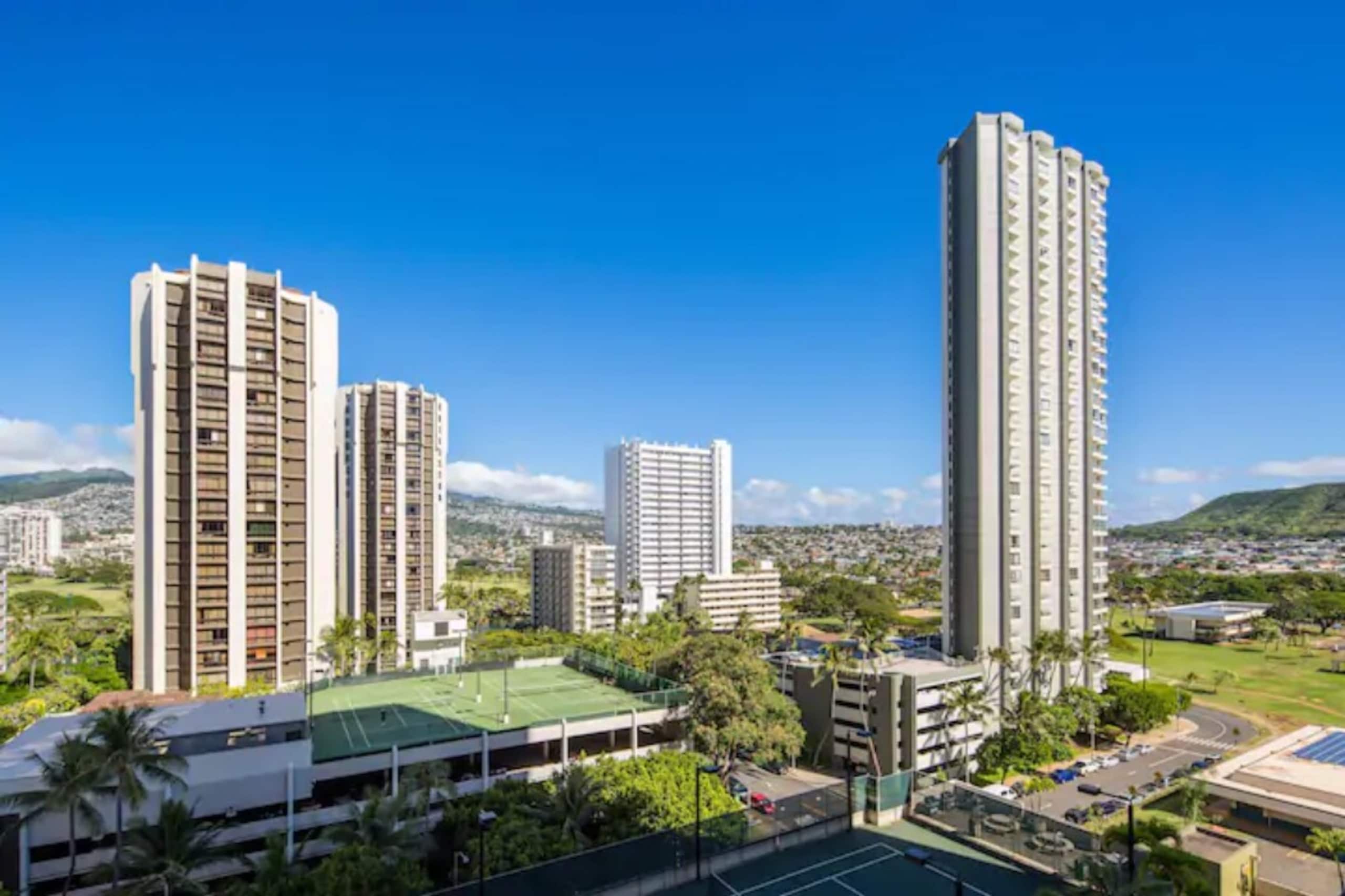 Waikiki Sunset 1 Block from Beach One Free Parking - Photo 10