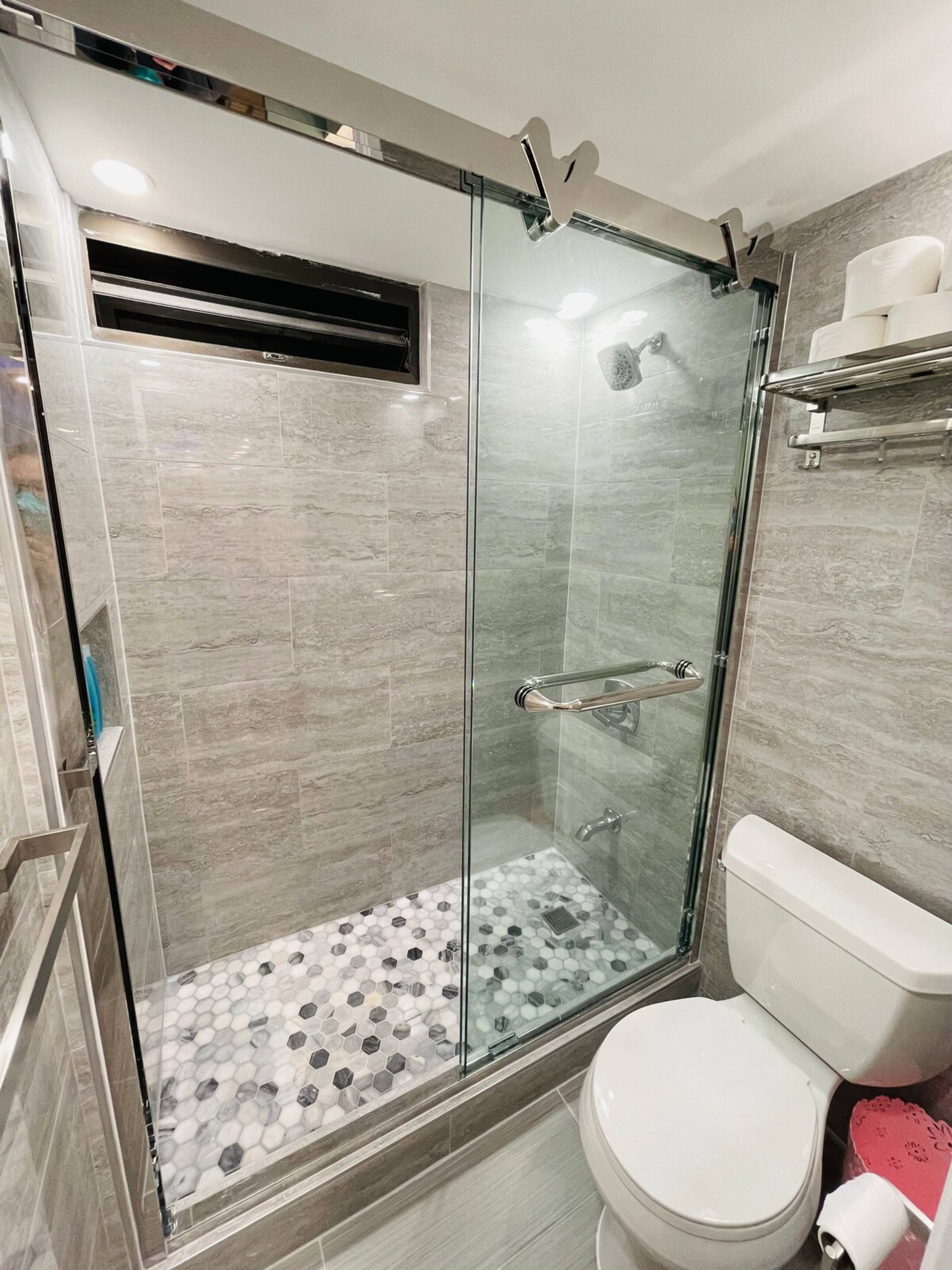 Renovated Waikiki condo 2(Q)+1(F)bed +Free Parking - Photo 1