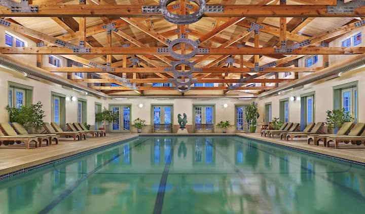 Spa Escape Near Art & Hiking With Indoor Pool - Manchester, NH