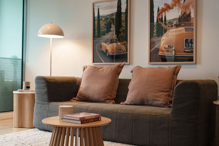 Stylish Modern 2b Apt W/ Pool, Gym, View & Library - Australia
