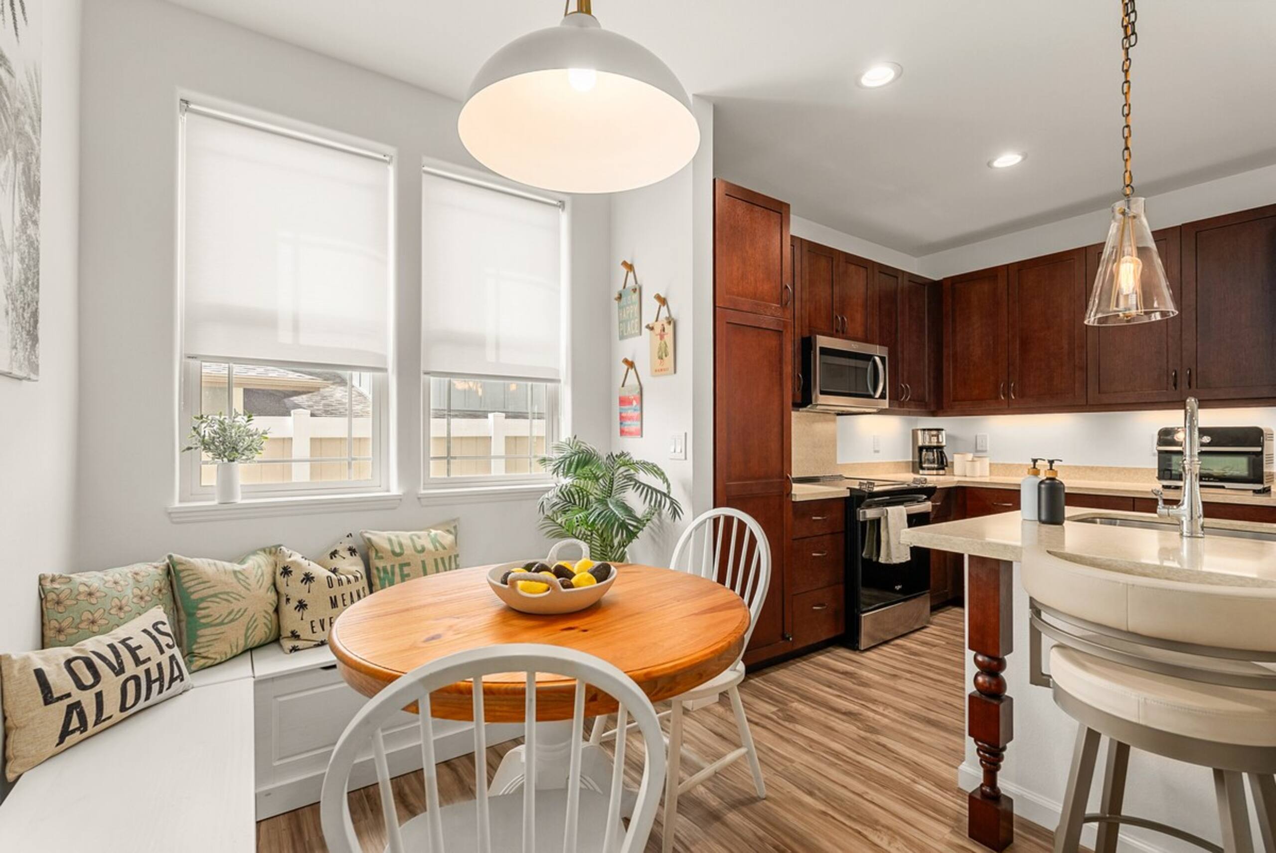 Beautiful 4-BR Home, Near Beach, Mountain View - Photo 11