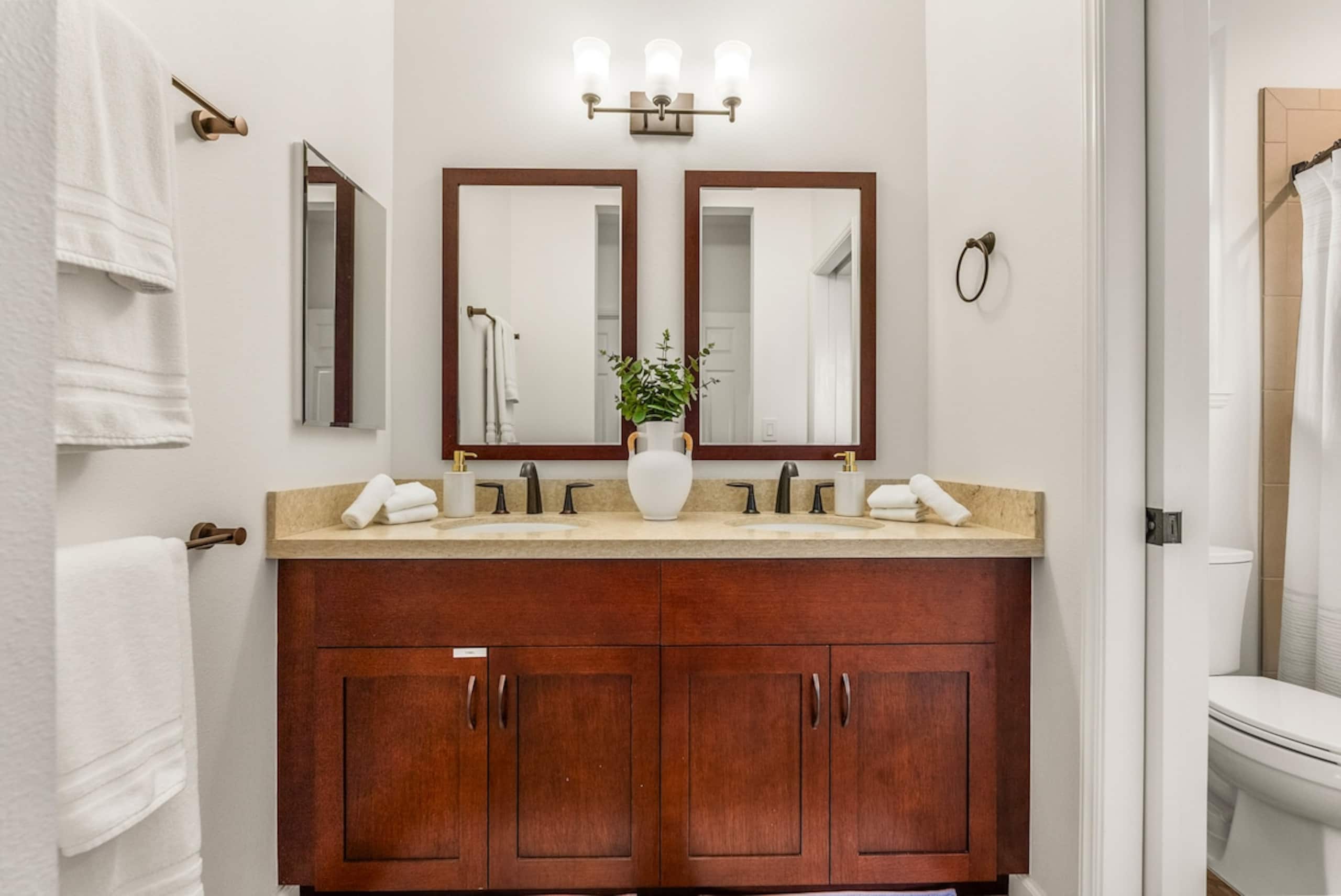 Beautiful 4-BR Home, Near Beach, Mountain View - Photo 26