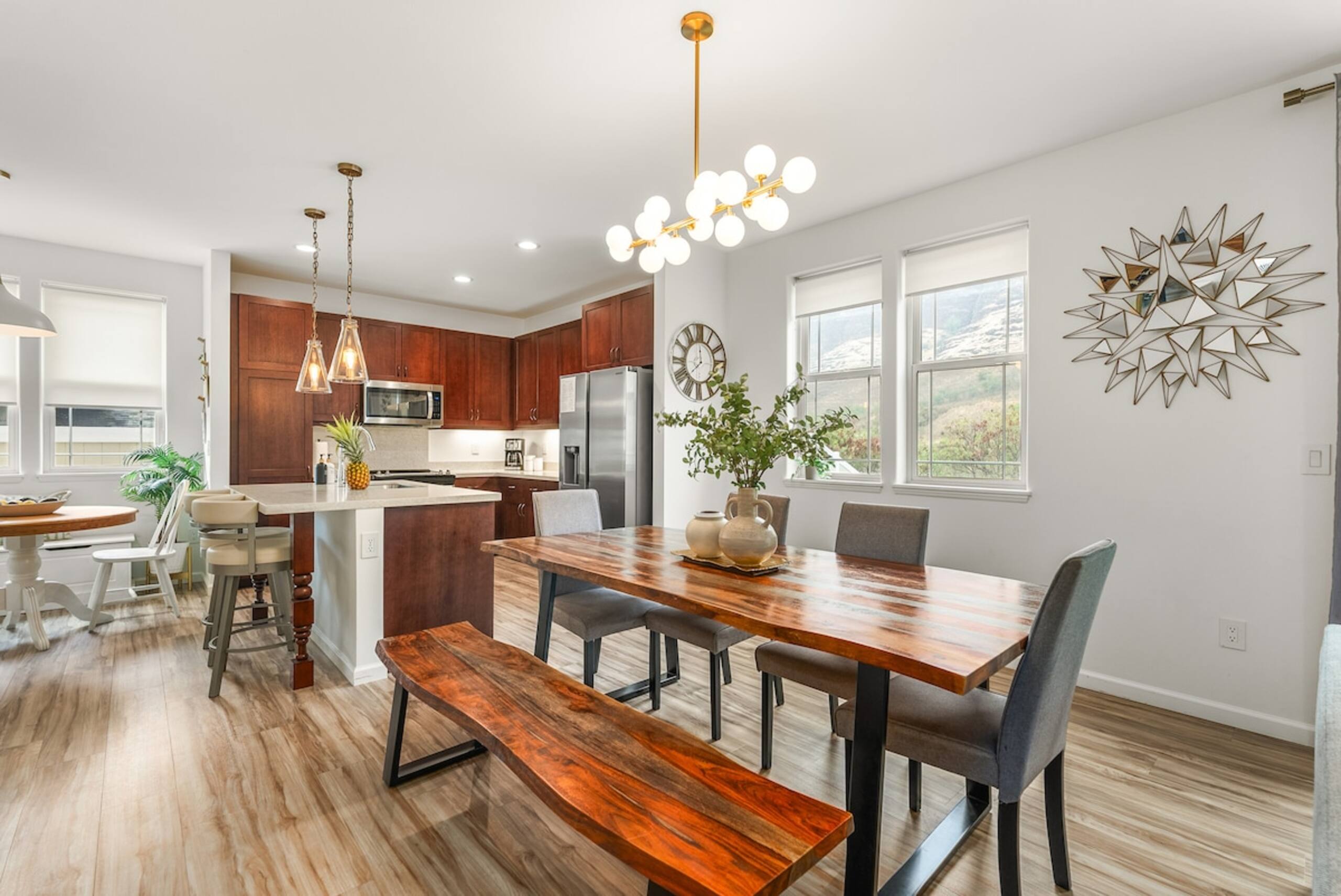 Beautiful 4-BR Home, Near Beach, Mountain View - Photo 12