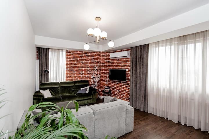 Exclusive Penthouse With 100m² Skyline Terrace - Chisináu