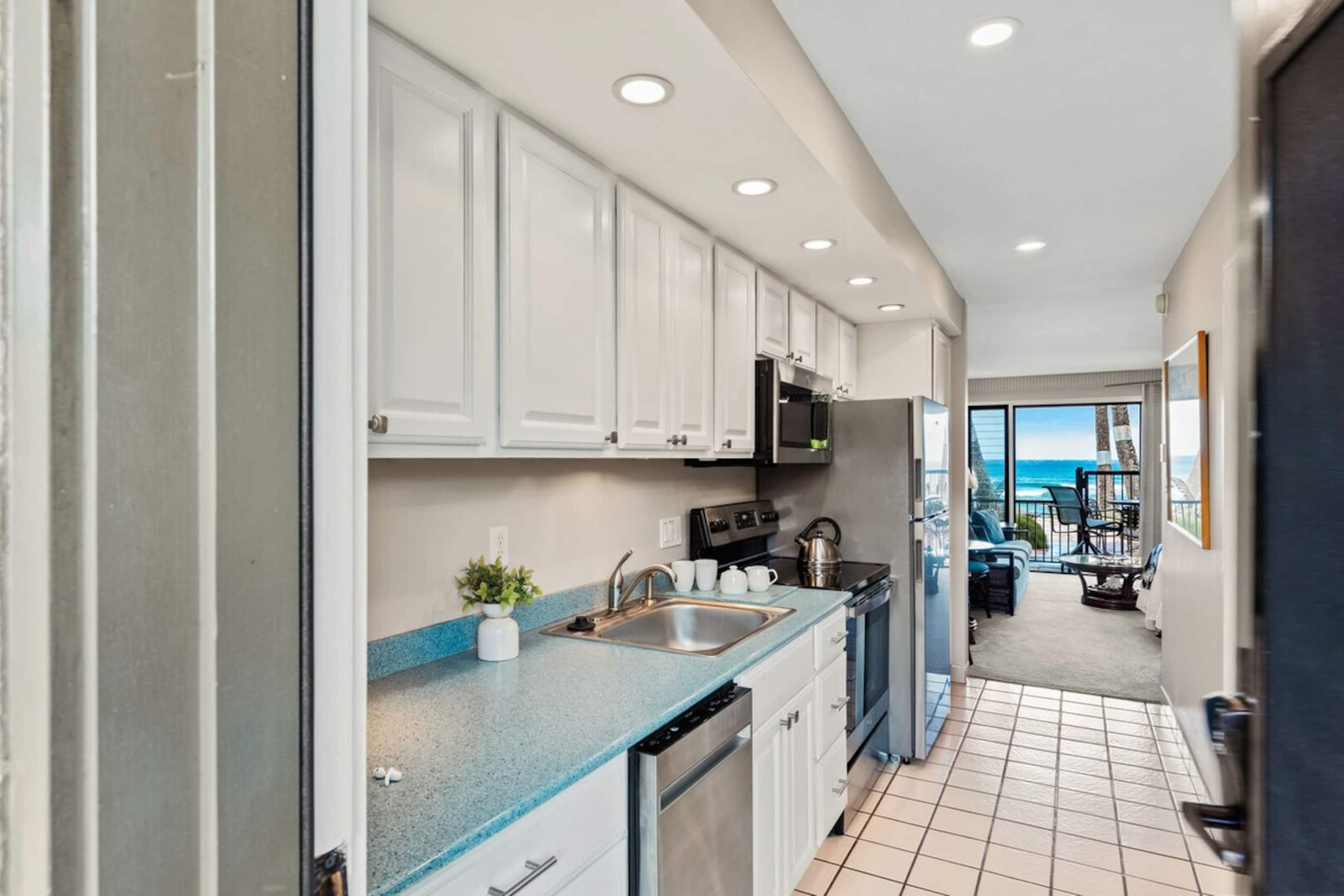 Ocean views and A/C combine in this Deluxe studio - Photo 15