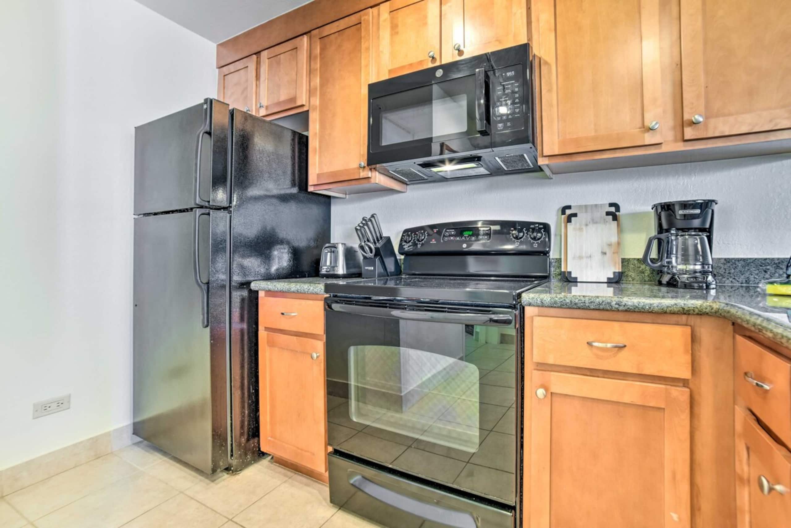 Cute Beachfront Condo w/ Lanai & Resort Pools - Photo 10
