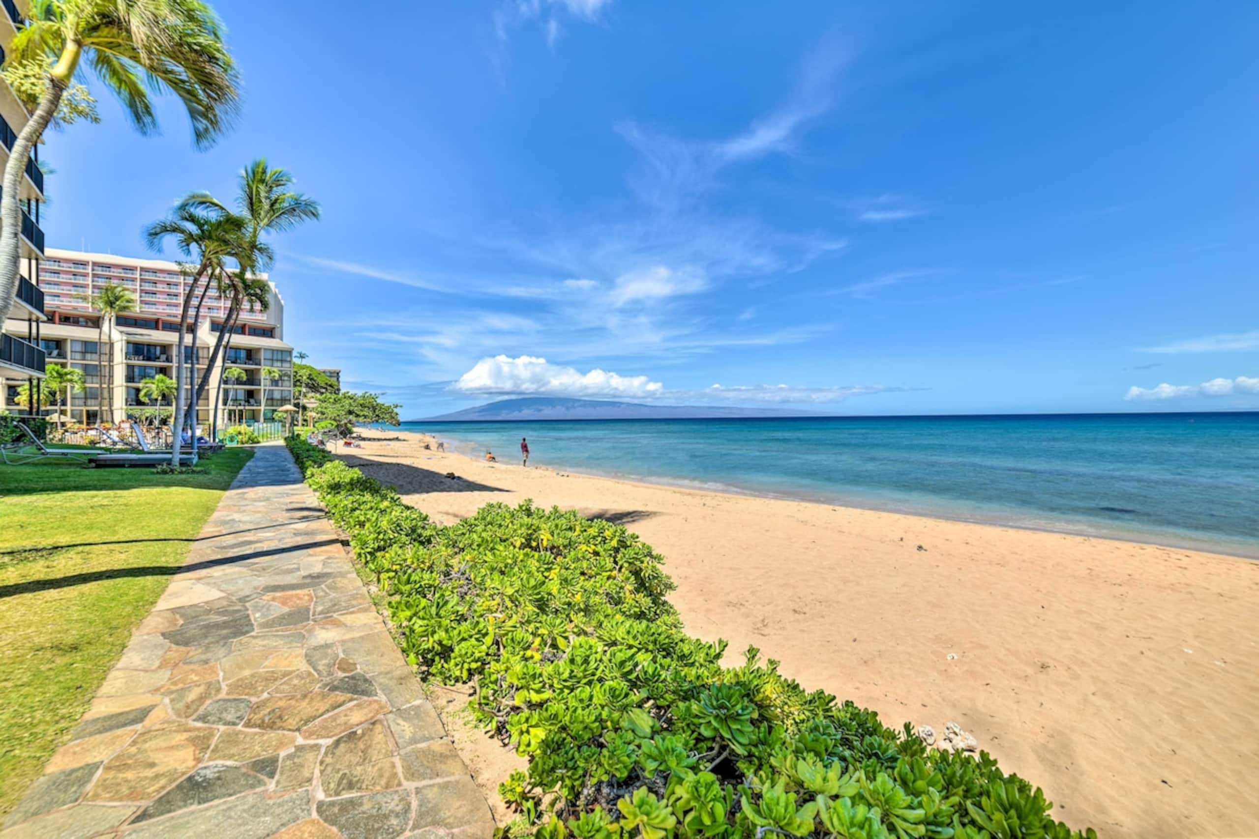 Cute Beachfront Condo w/ Lanai & Resort Pools - Photo 1