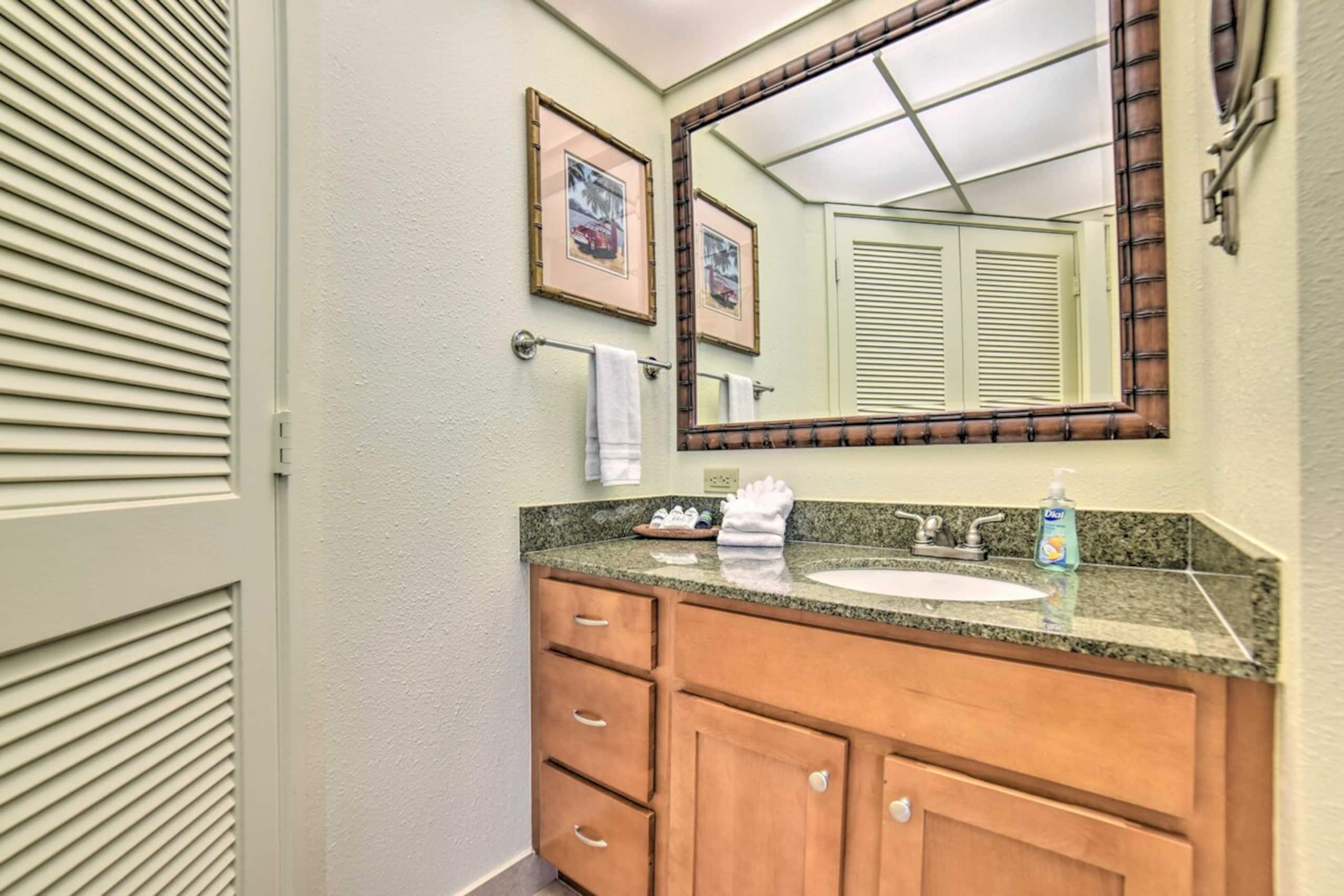 Cute Beachfront Condo w/ Lanai & Resort Pools - Photo 18