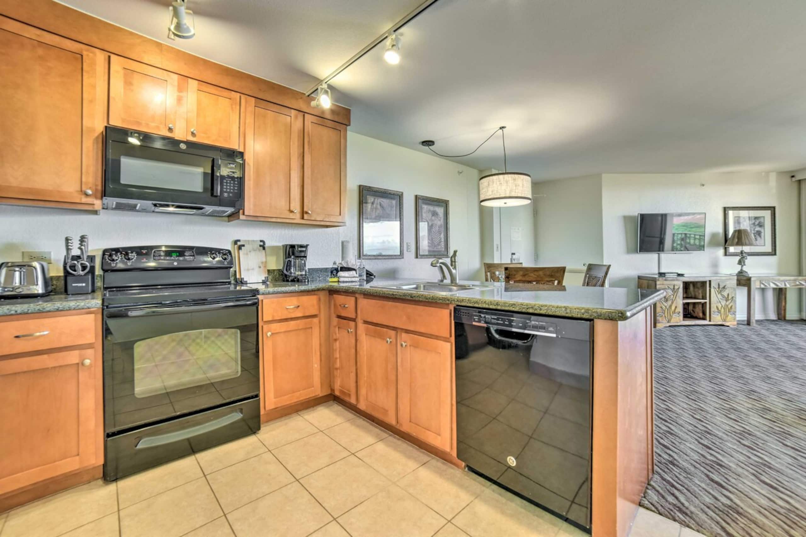 Cute Beachfront Condo w/ Lanai & Resort Pools - Photo 12