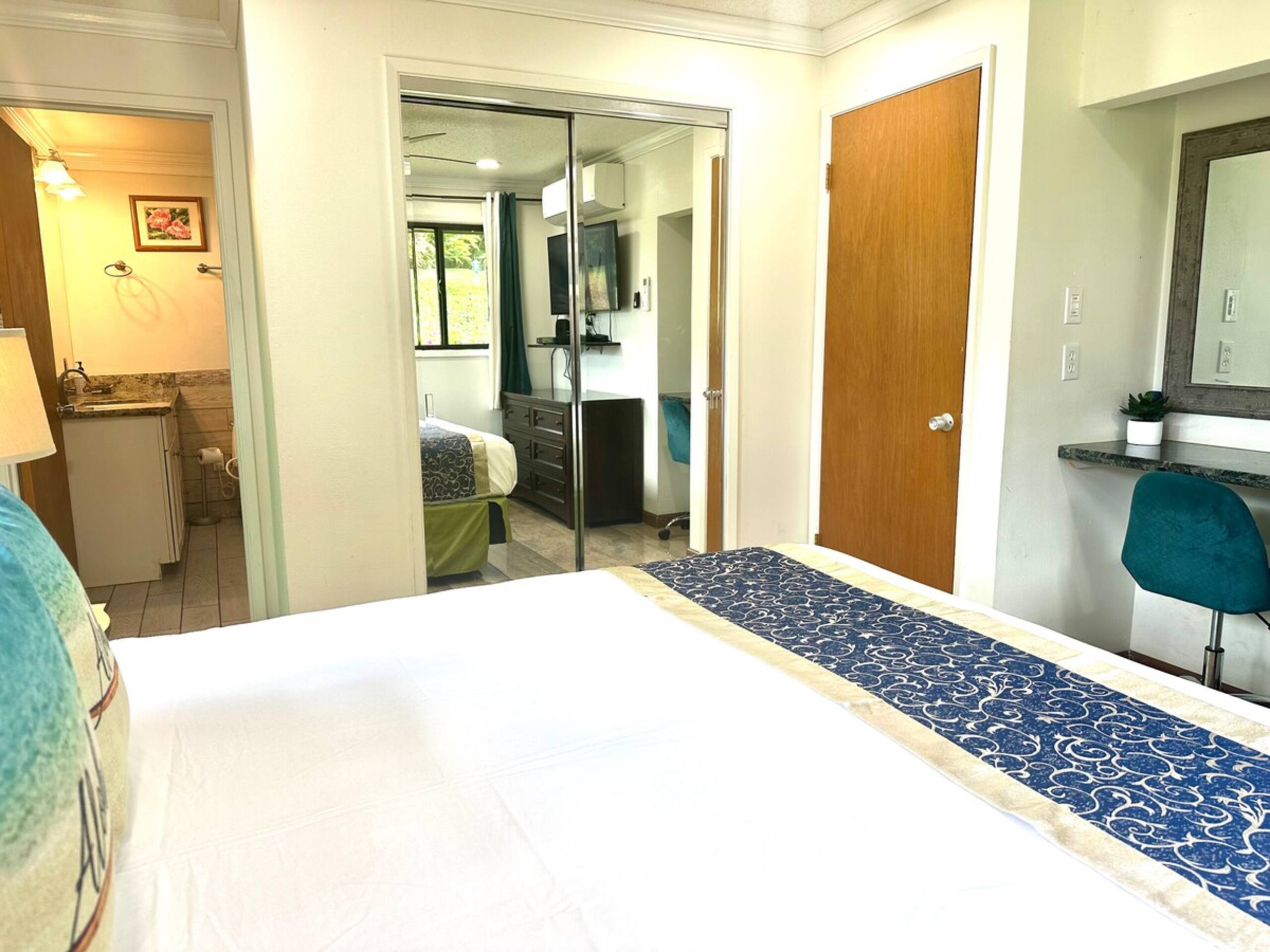 Beautifully Remodeled 3 Bedrooms/2Bathrooms - Photo 32