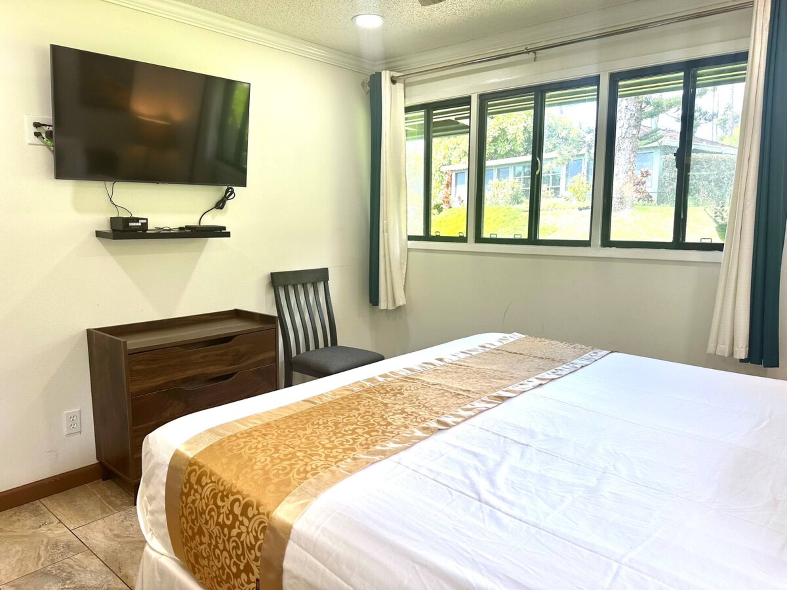 Beautifully Remodeled 3 Bedrooms/2Bathrooms - Photo 25