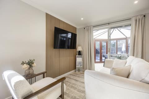 Top Airbnb: Stylish Home in Gloucester with Parking for Two in Gloucester