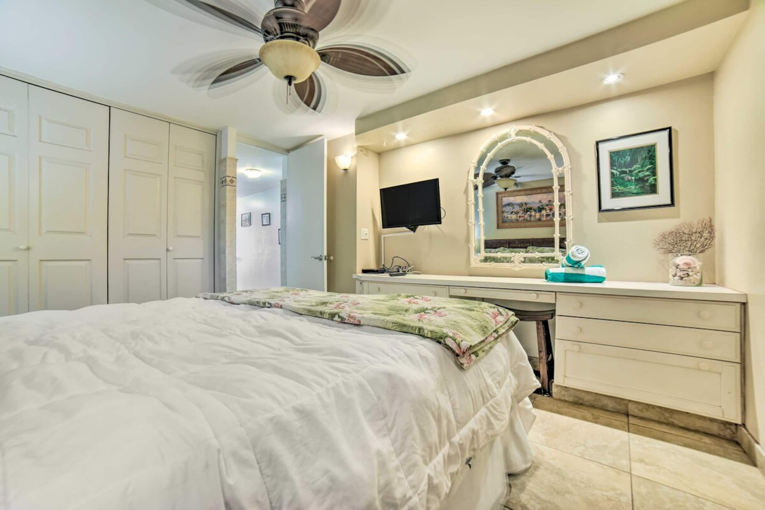 Beachfront Condo Sunset Views & Pool Access - Photo 14