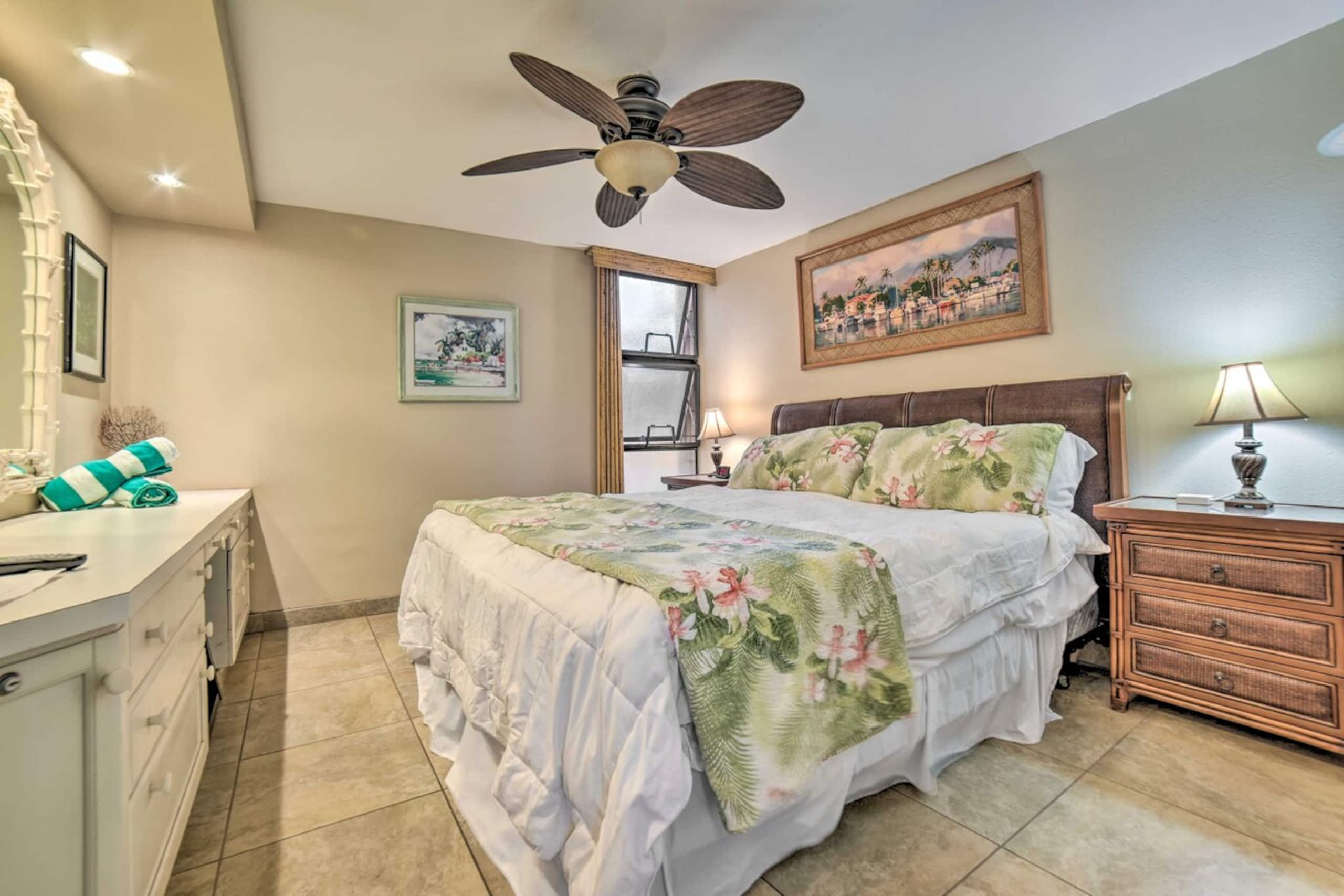 Beachfront Condo Sunset Views & Pool Access - Photo 12