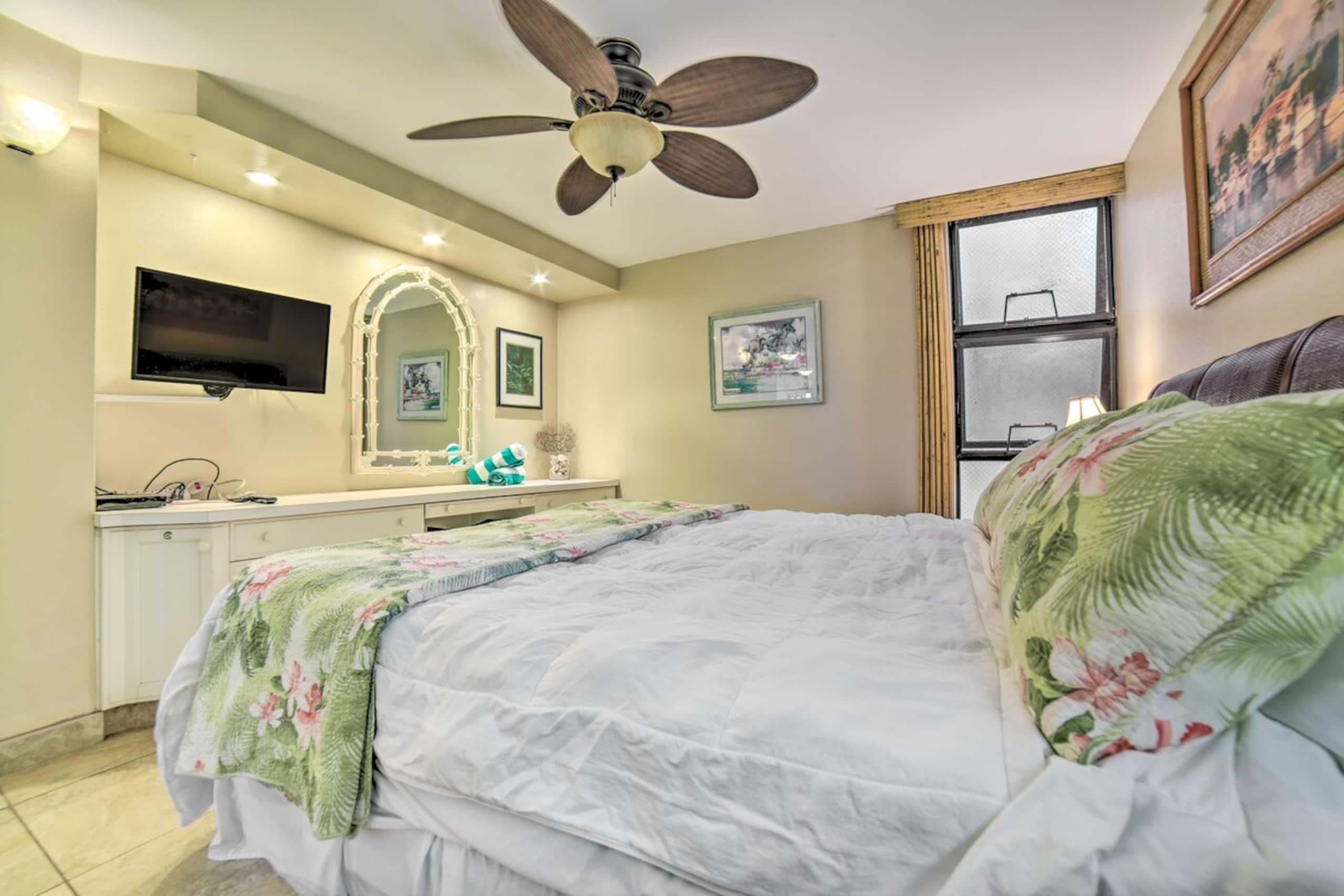 Beachfront Condo Sunset Views & Pool Access - Photo 15