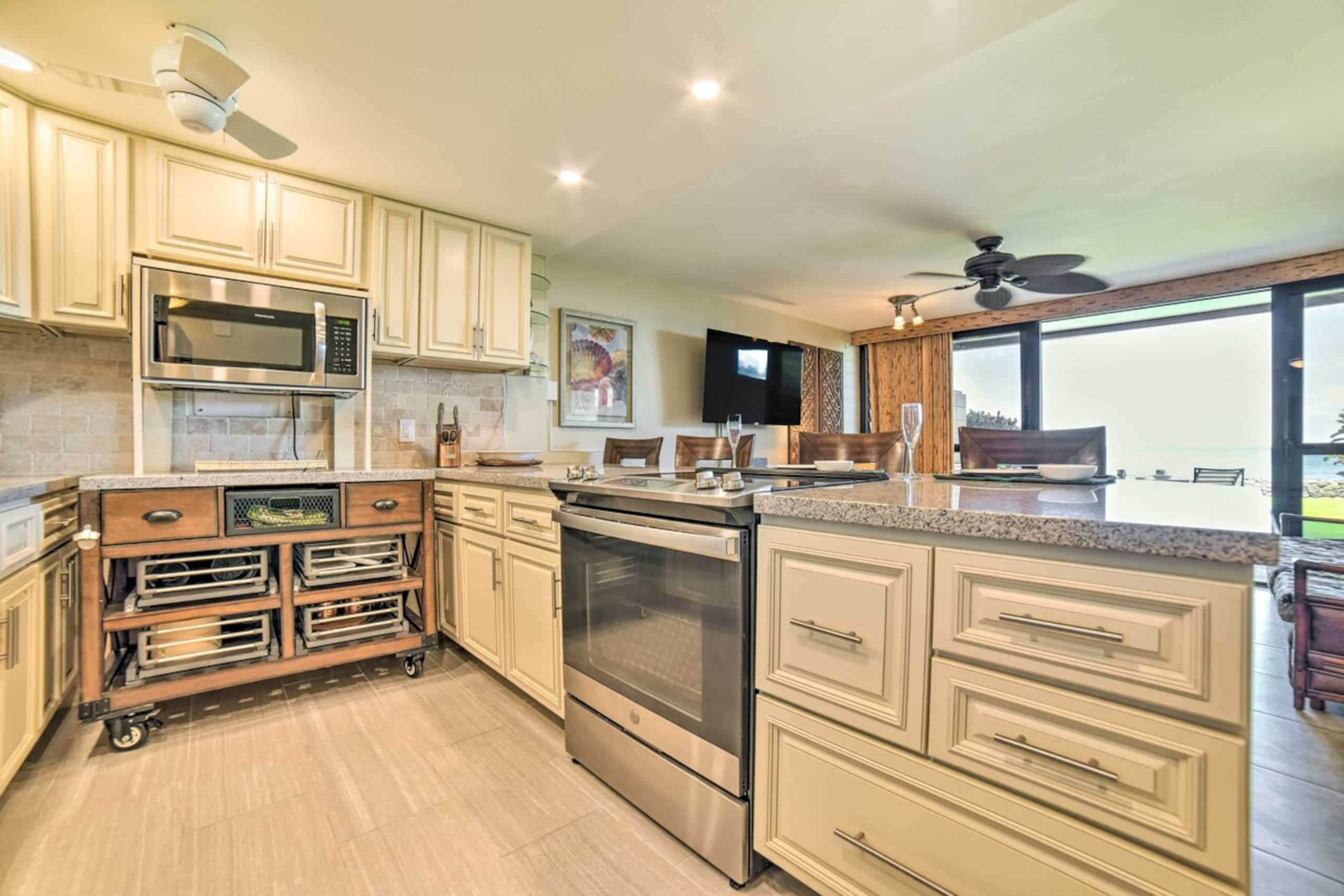 Beachfront Condo Sunset Views & Pool Access - Photo 11