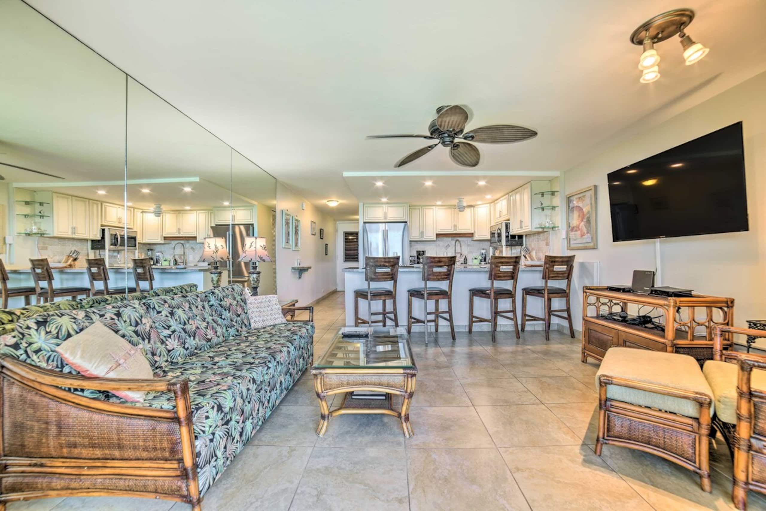 Beachfront Condo Sunset Views & Pool Access - Photo 4