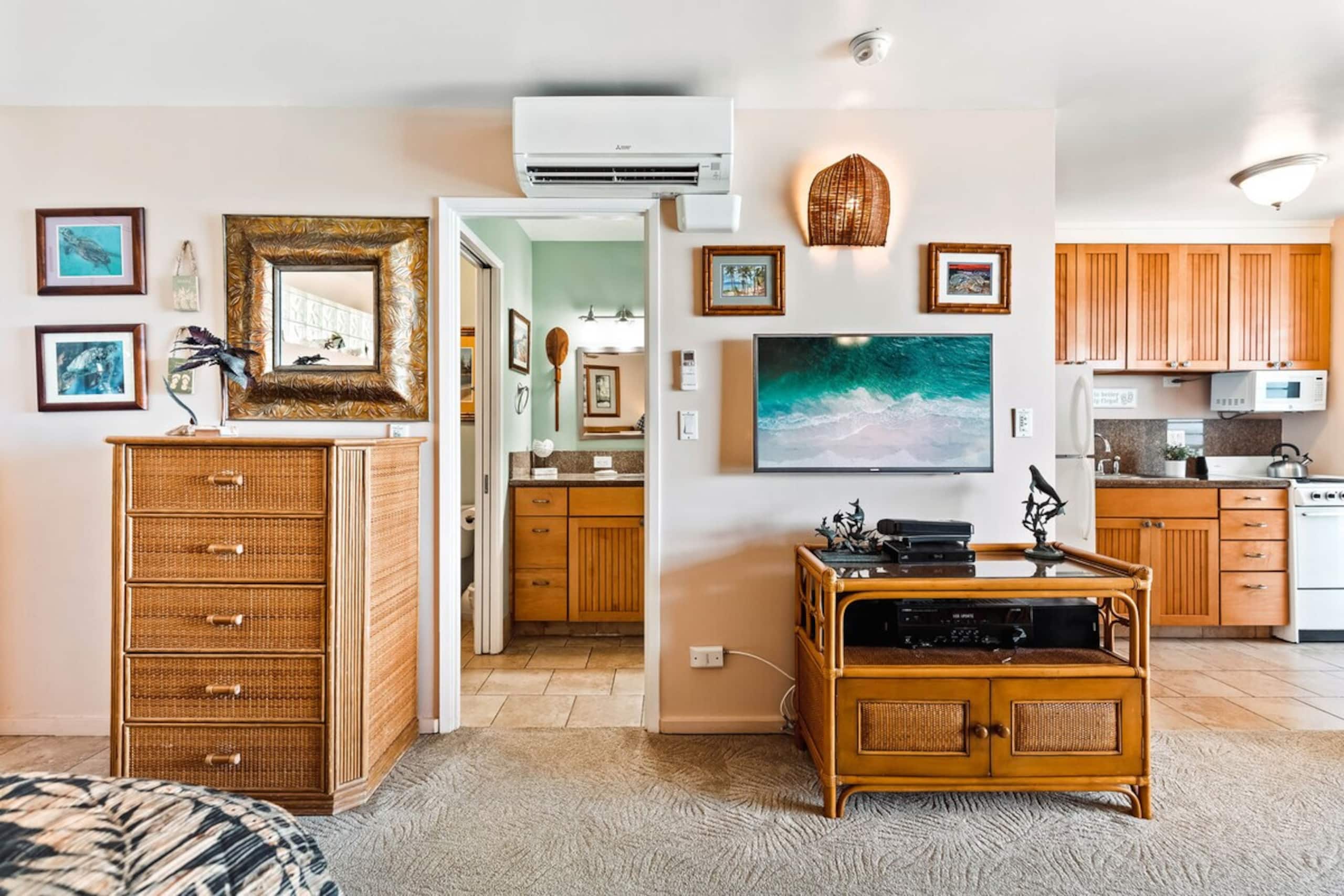 Modern Oceanfront studio, a Lanai, A/C and Whales - Photo 5