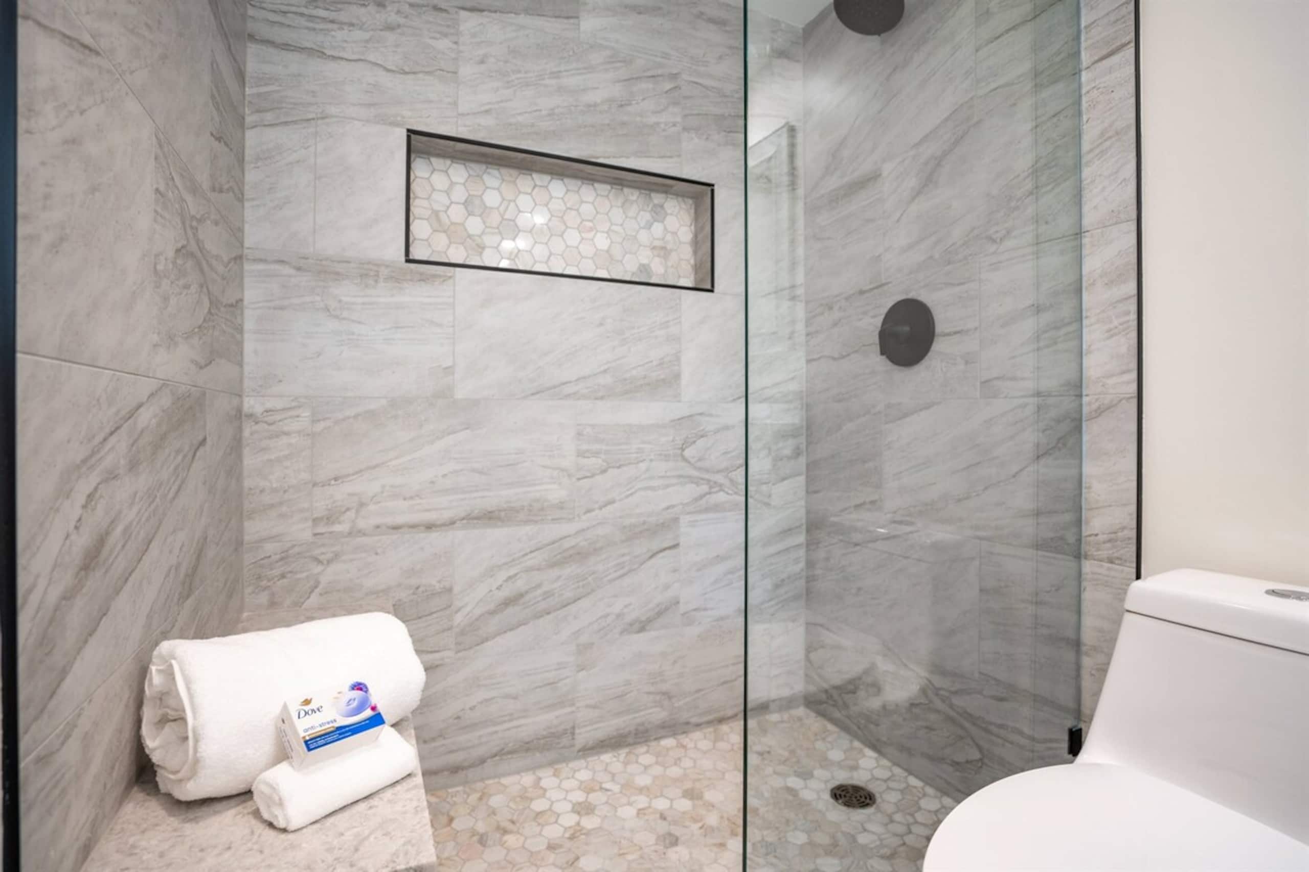 Newly Remodeled Maui Banyan 1 bedroom Oasis - Photo 10