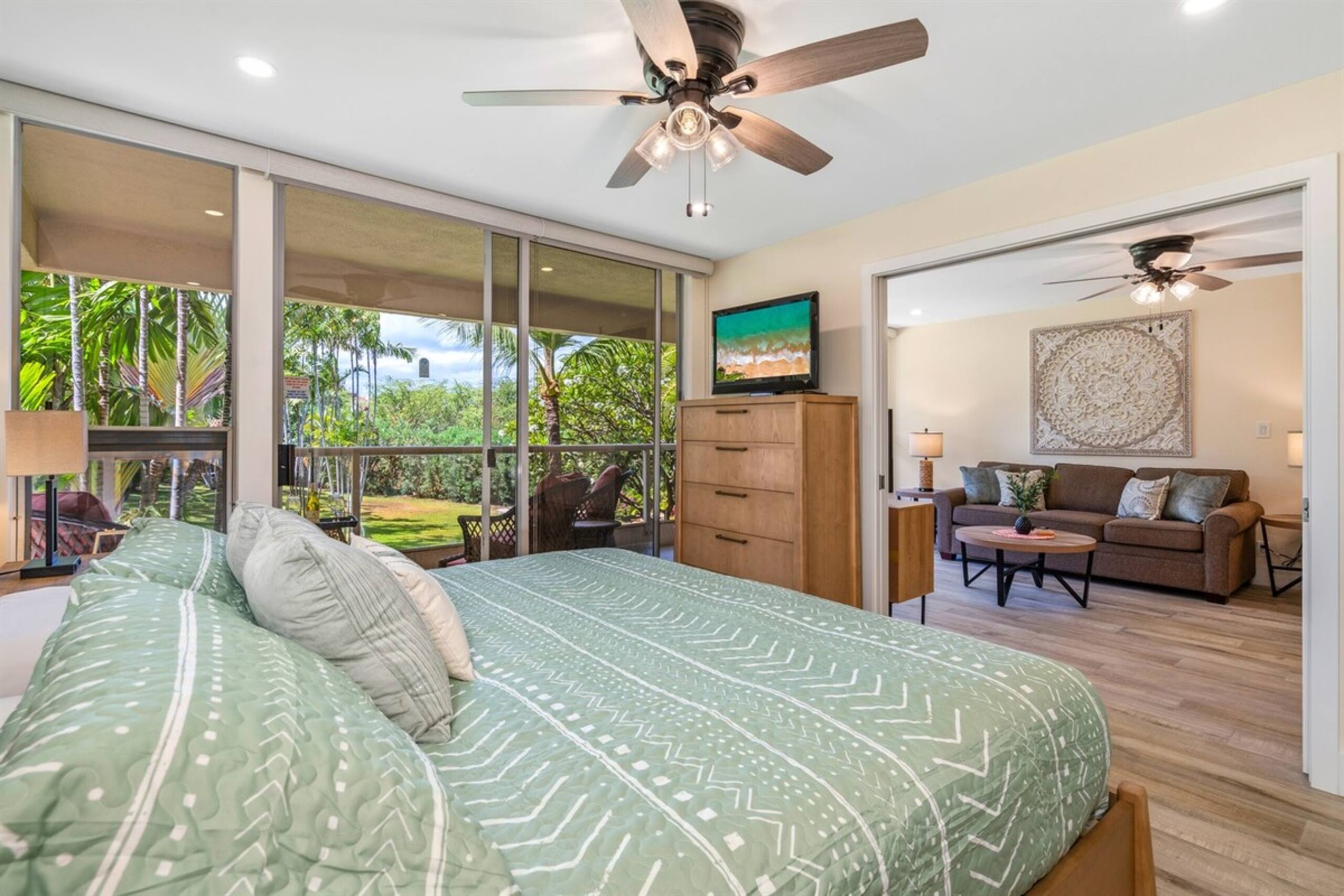 Newly Remodeled Maui Banyan 1 bedroom Oasis - Photo 9