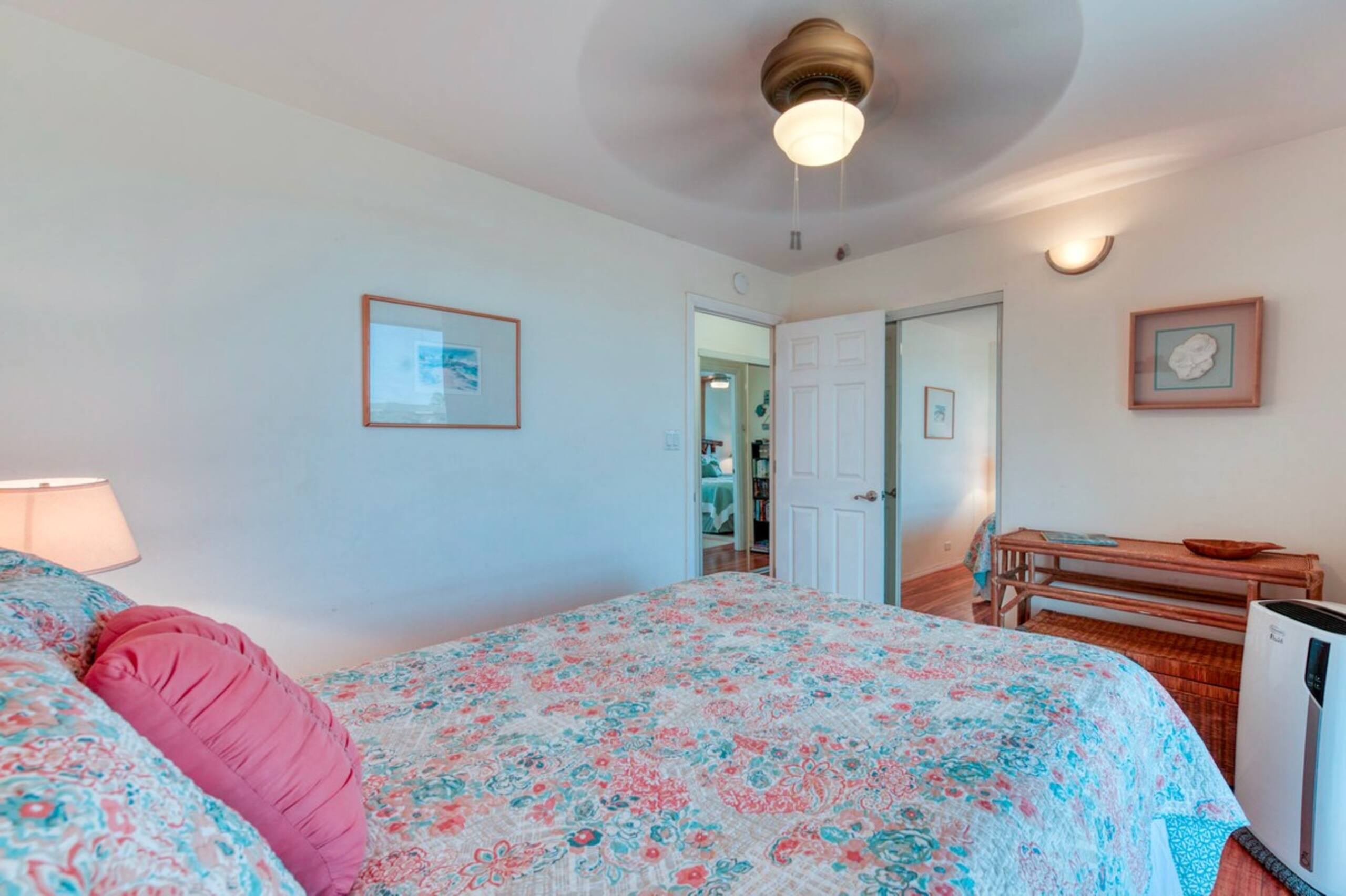 Cozy 2 Bedroom Condo with pool near beach - Photo 12